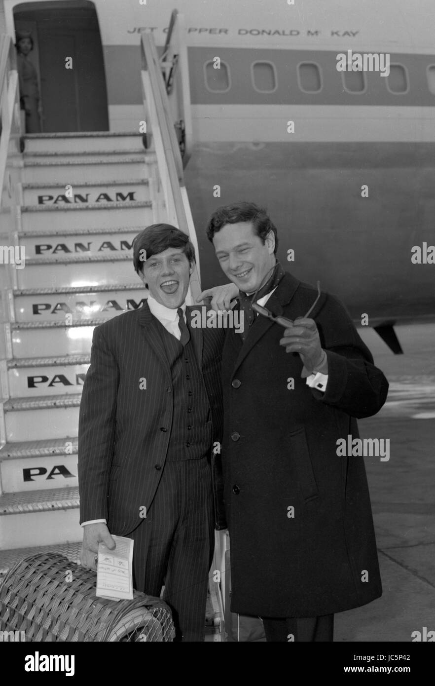 Tommy rapidamente, il British engineering apprendista girato "pop" cantante, prima che egli si è recato dal aeroporto di Londra (Heathrow) dal Pan American Jet Clipper per Los Angeles per iniziare a due settimana TV tour. Il suo manager, Brian Epstein (r), è stato anche volare con lui. Foto Stock