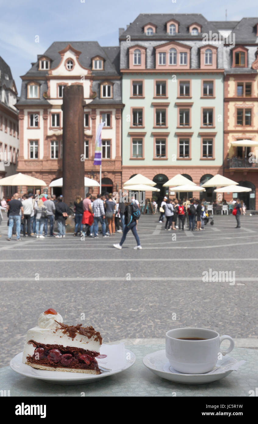 Torta della Foresta Nera o Black Forest Gateau con mercato Platz o sulla piazza del mercato di edifici a Mainz, Germania . Foto Stock