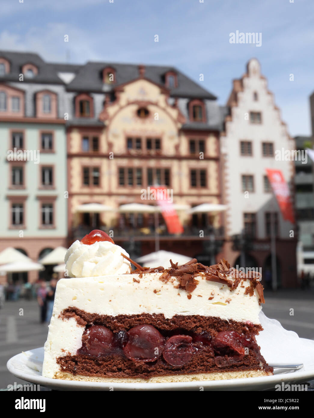 Torta della Foresta Nera o Black Forest Gateau con mercato Platz o sulla piazza del mercato di edifici a Mainz, Germania . Foto Stock