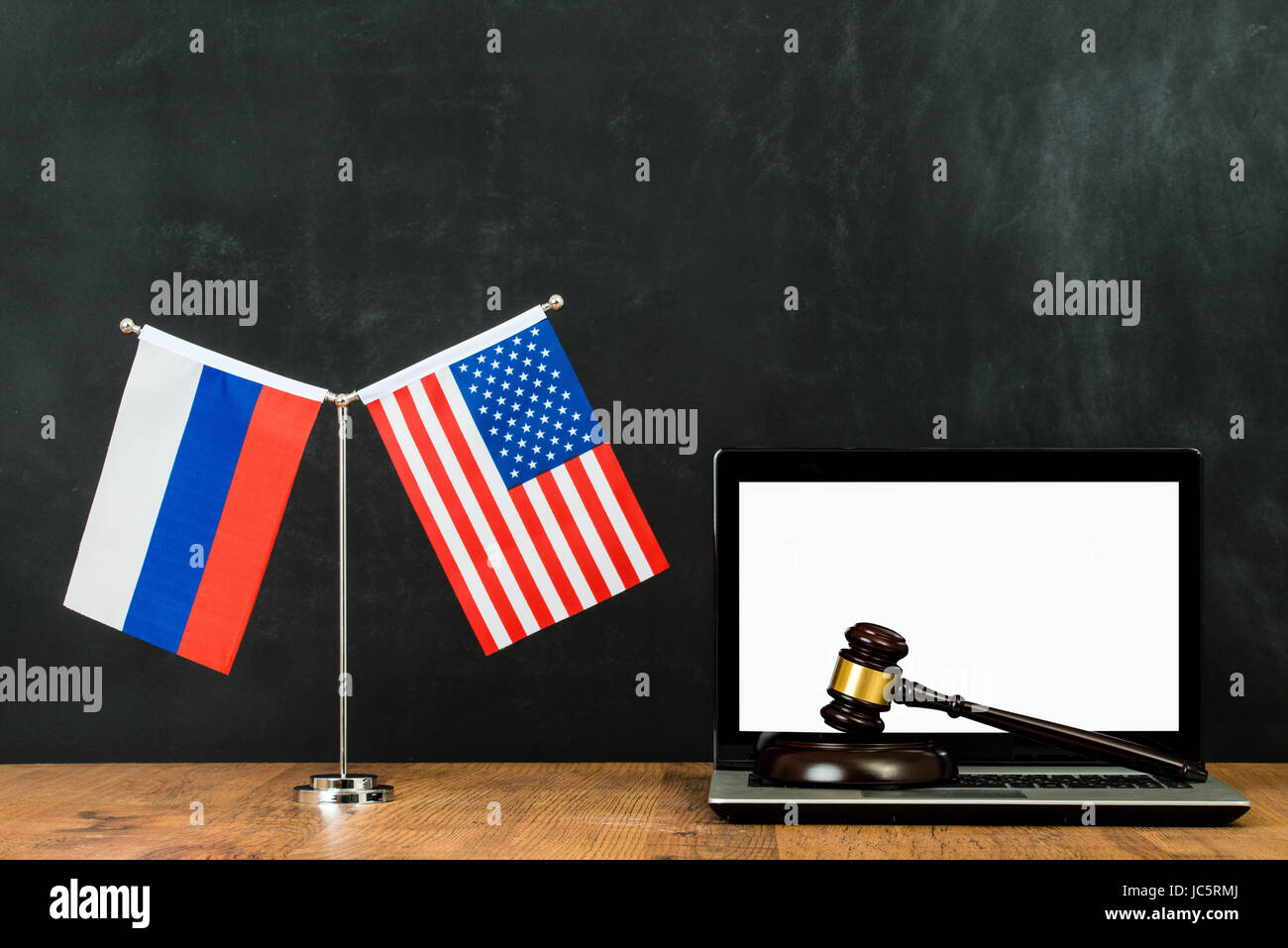 Sentenza della hacker russo ci minacciano le reti di computer di problema politico con il giudice martello e bandiera sul pennone di fronte chalkboar blackboard Foto Stock