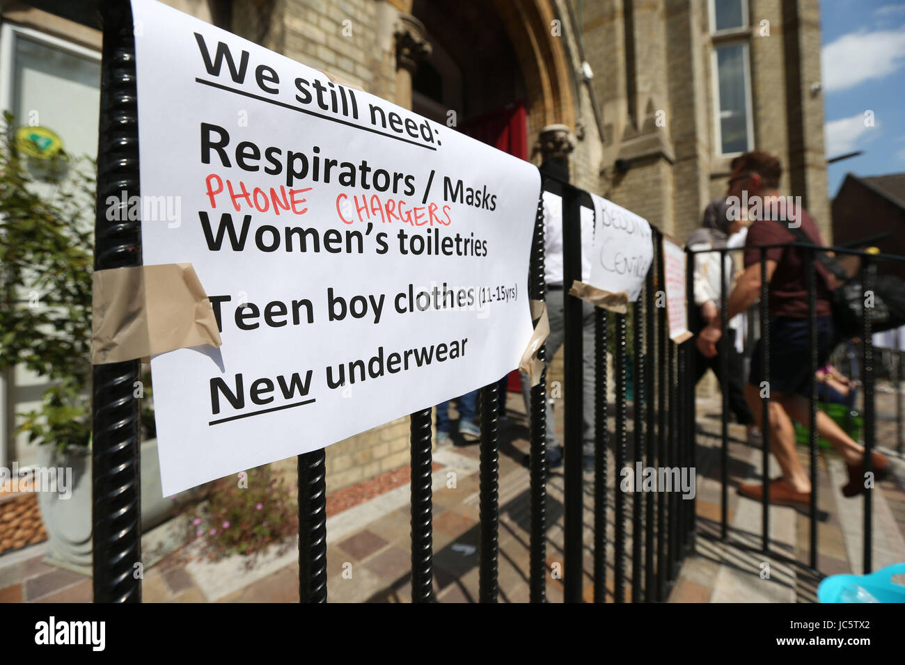 Un segno a Notting Hill chiesa metodista in cui gli elementi vengono raccolti per aiutare le persone colpite da un incendio che ha inghiottito la 24 piani Grenfell Torre nel West London. Foto Stock