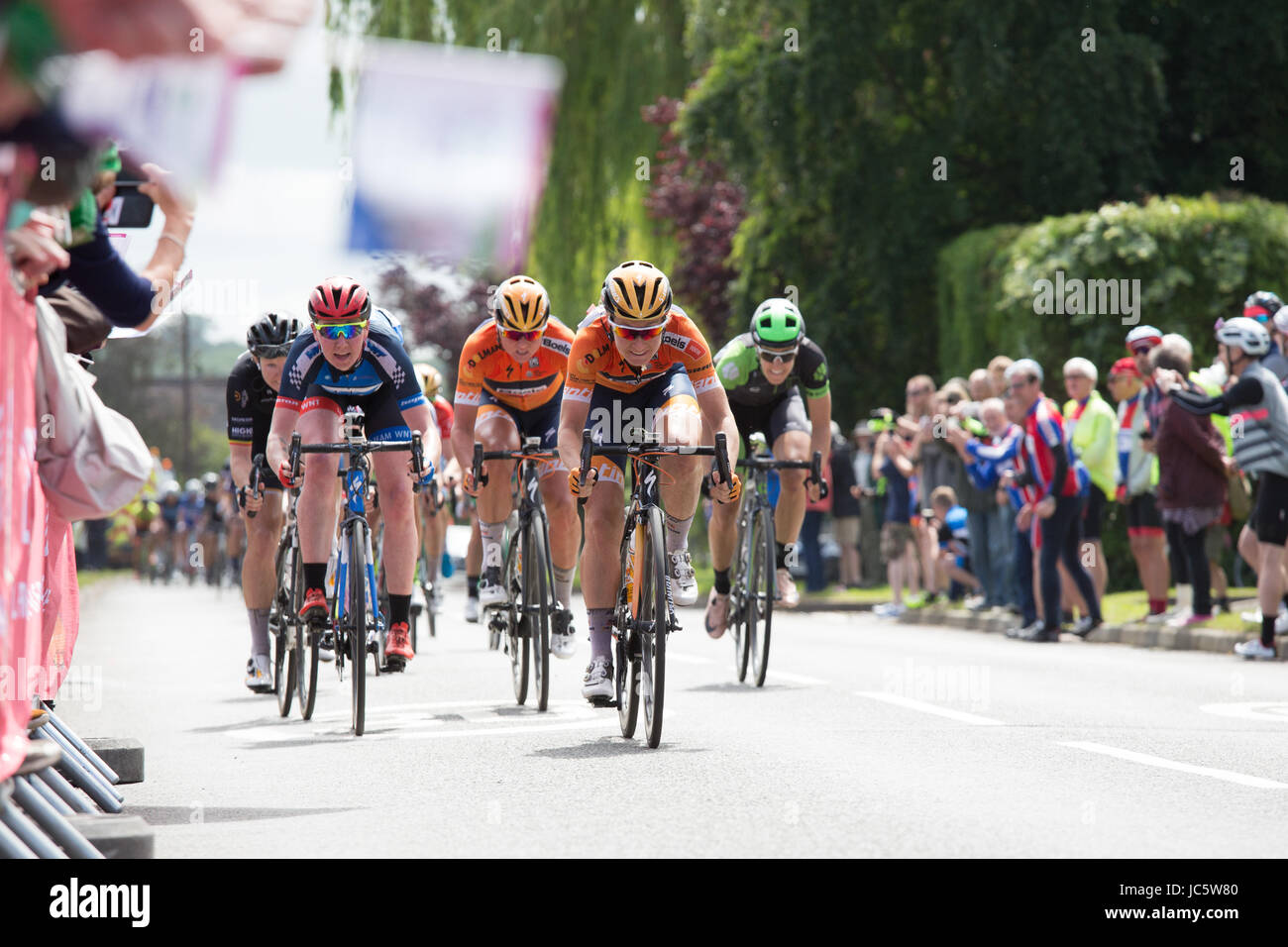 Del Tour femminile Wellesbourne l'OVO donna ciclo Tour, stadio tre, la sprint attraverso Wellesbourne, Warwickshire Foto Stock