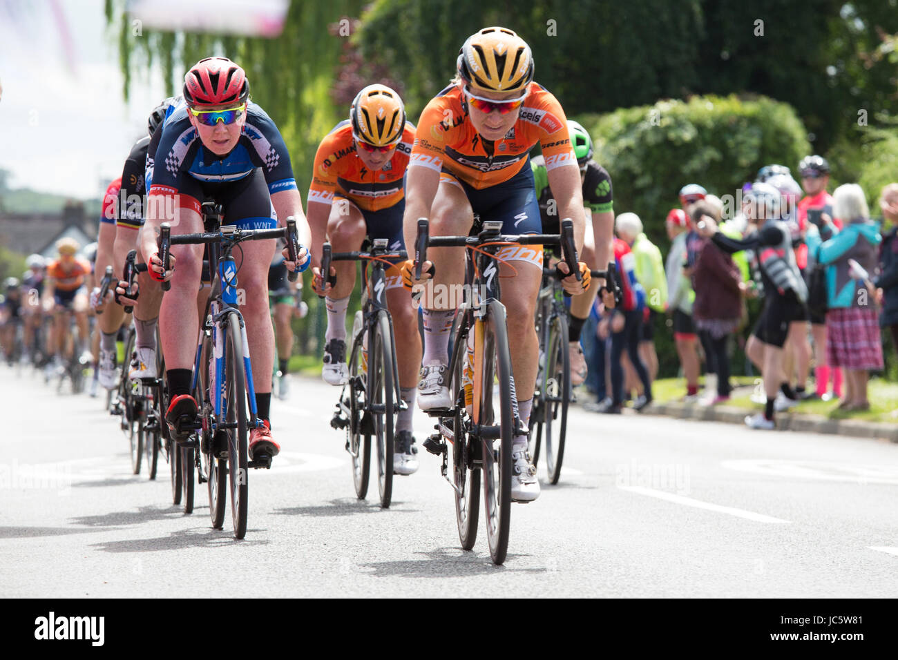 Del Tour femminile Wellesbourne l'OVO donna ciclo Tour, stadio tre, la sprint attraverso Wellesbourne, Warwickshire Foto Stock