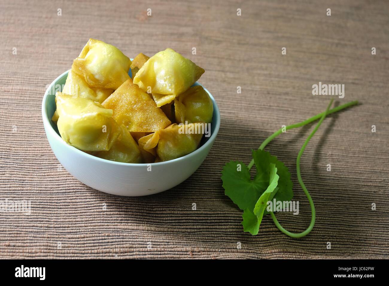 Cucina asiatica, deliziosi fritti uova di quaglia farcito in una Wonton o gnocchi Wrapper con Gotu foglia. Foto Stock