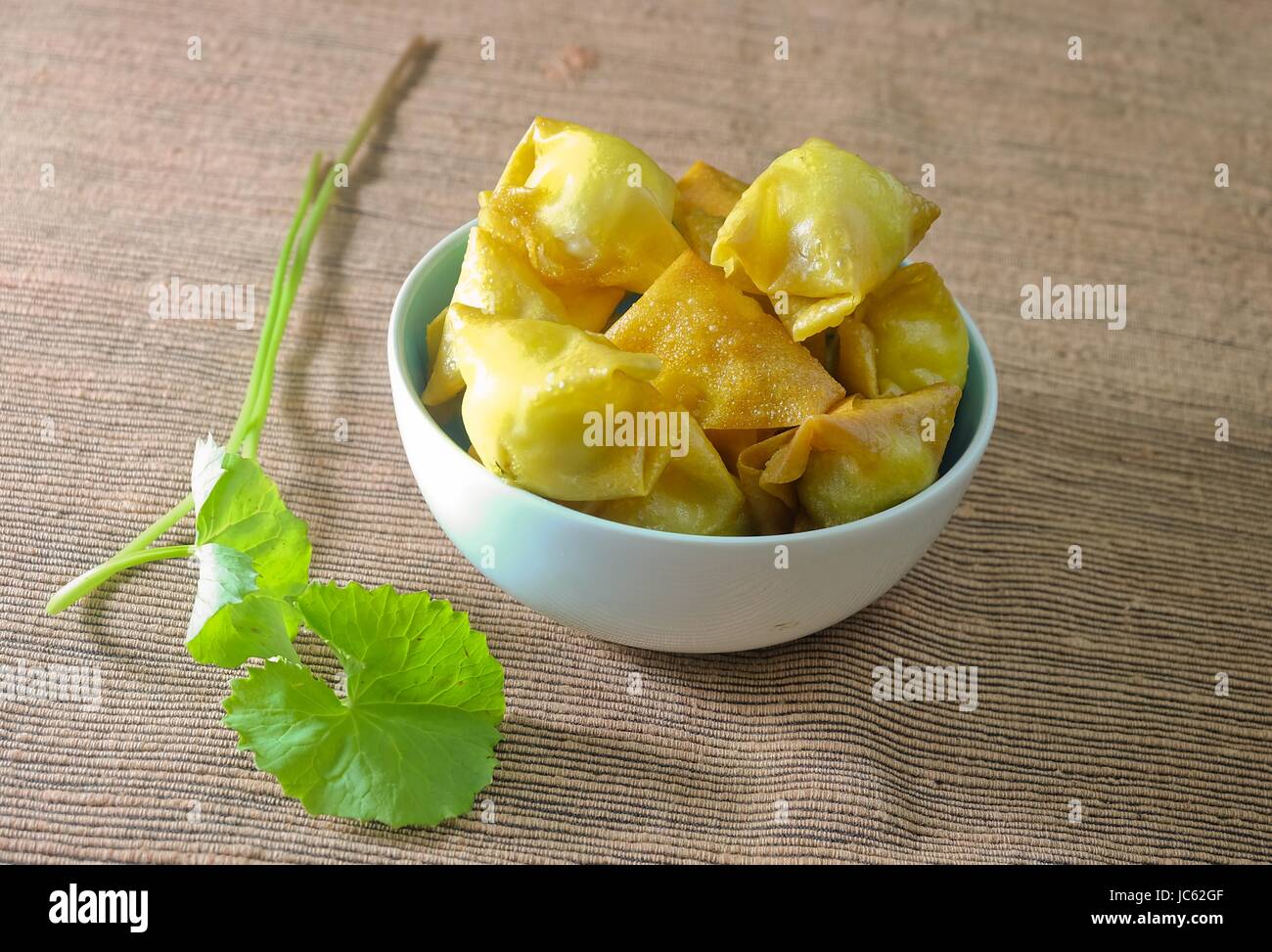 Cucina asiatica, Fritte uova di quaglia farcito in una Wonton o gnocchi Wrapper con Gotu foglia. Foto Stock