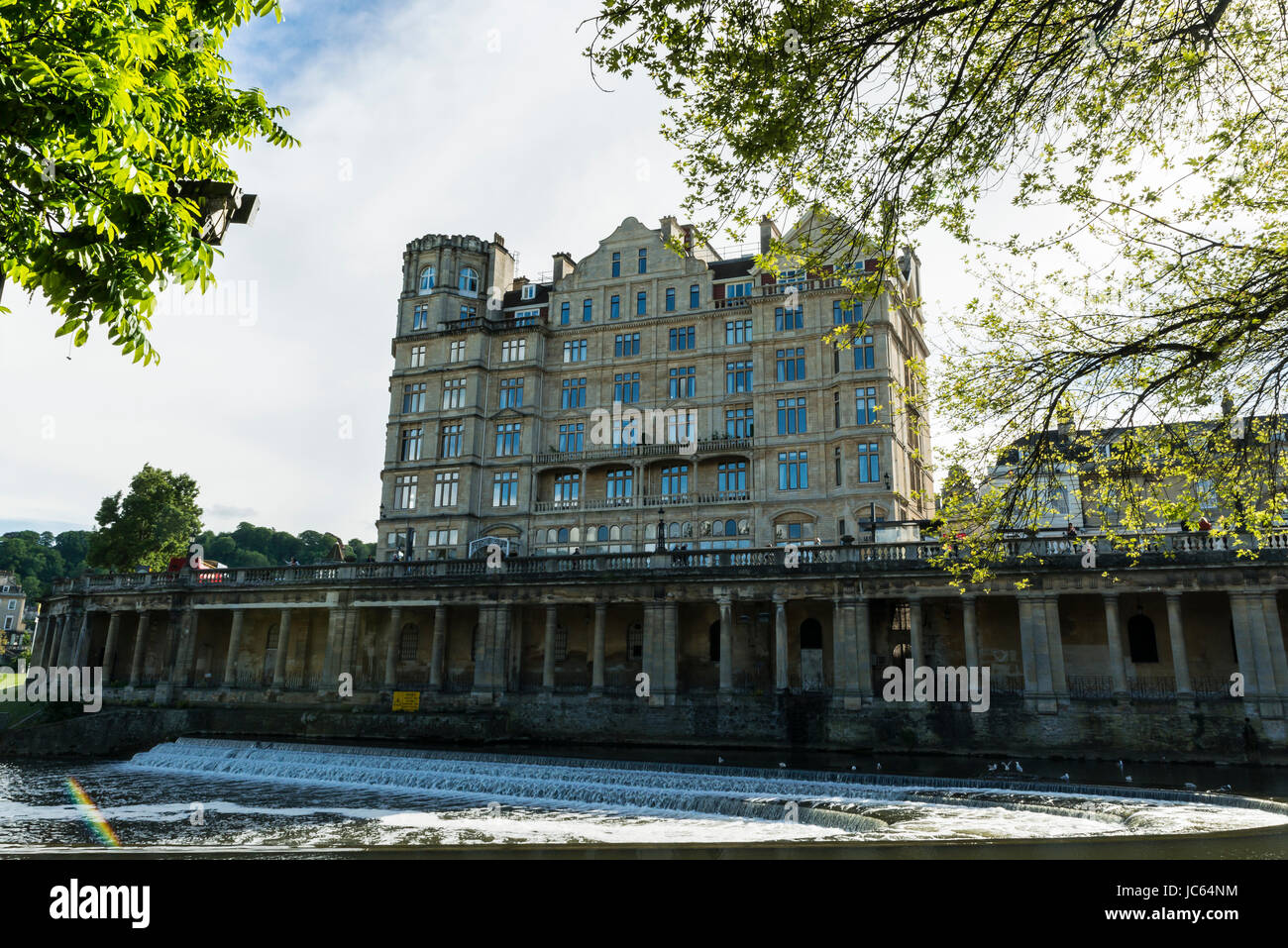 L'Hotel Impero in bagno, affacciato sulla Pulteney weir sul fiume Avon Foto Stock