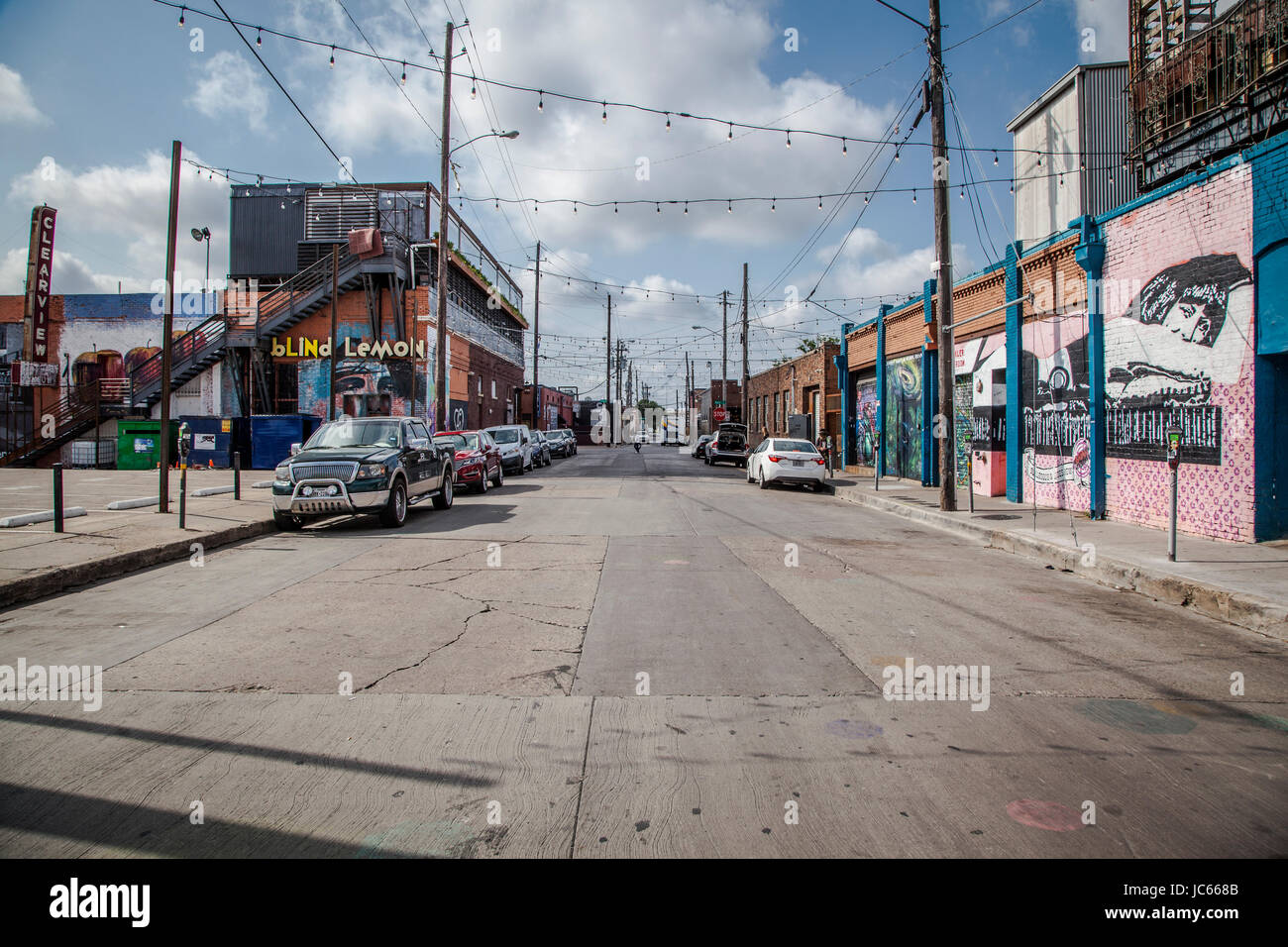 Dipinti su parete lungo un marciapiede in Dallas Deep Ellum. Foto Stock