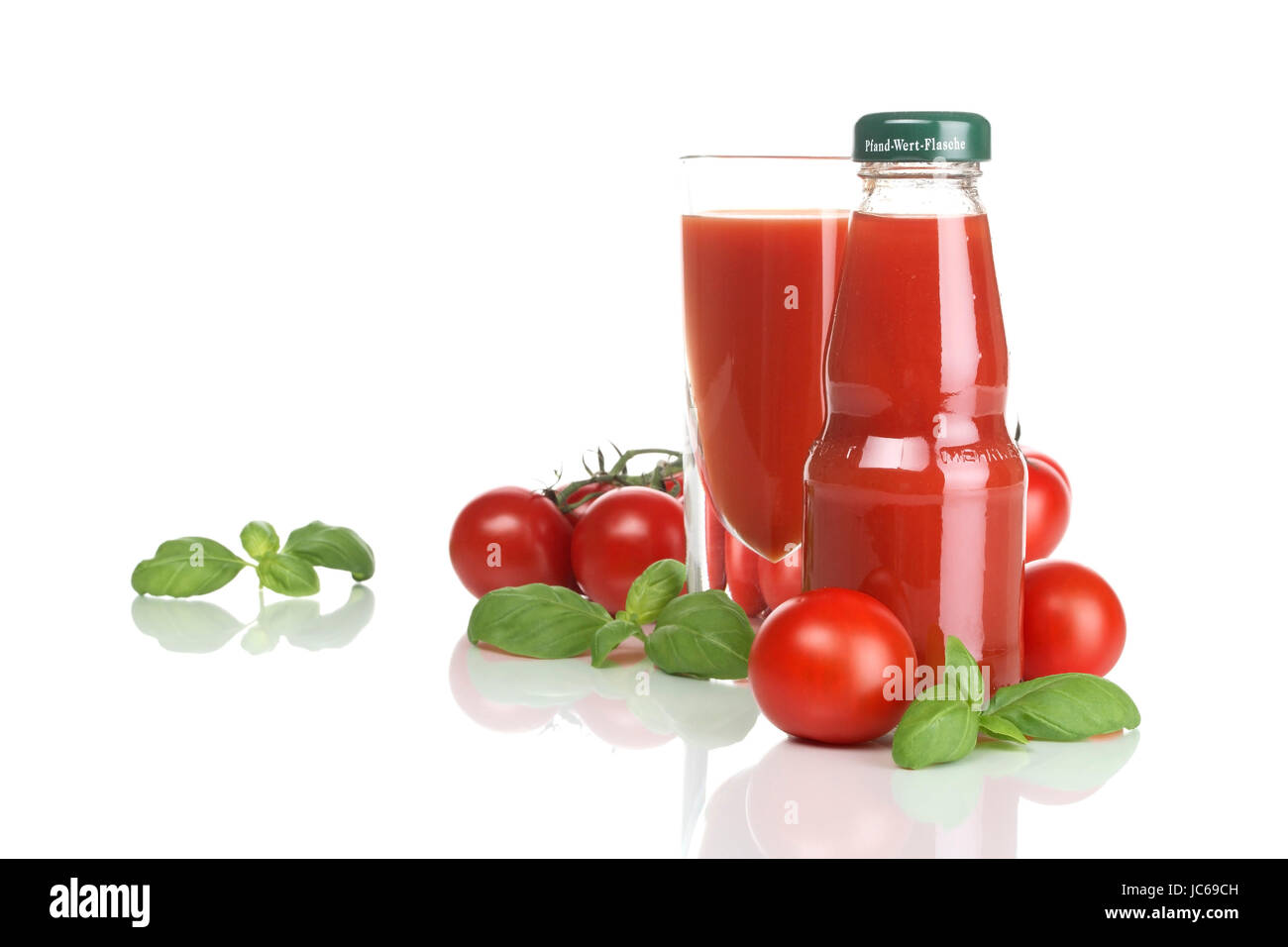 Geesthacht, succo di pomodoro con pomodori e basilico, Tomatensaft mit Tomaten und Basilikum Foto Stock
