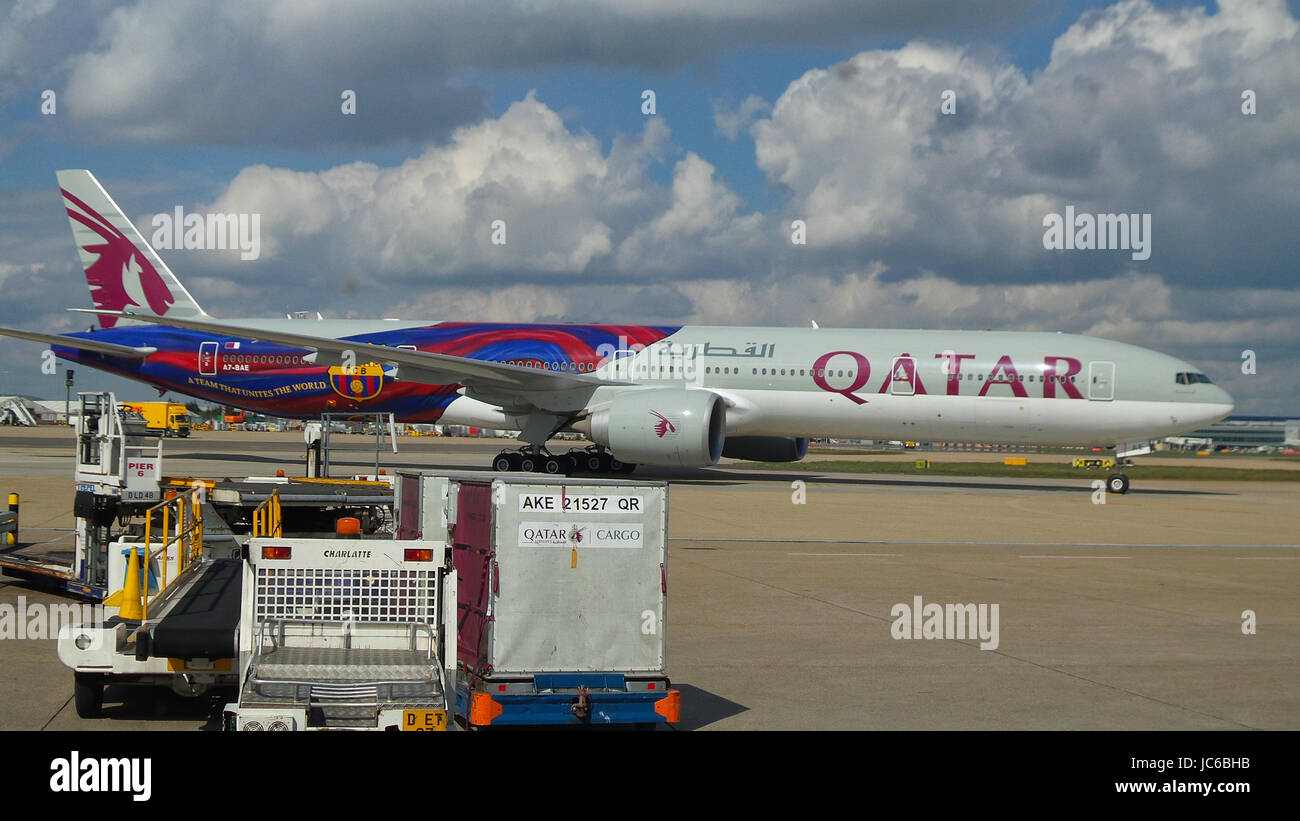 Qatar Airways Boeing 777-300 aeromobile A7-BAE in FC Barcelona livrea arrivo a Heathrow Foto Stock