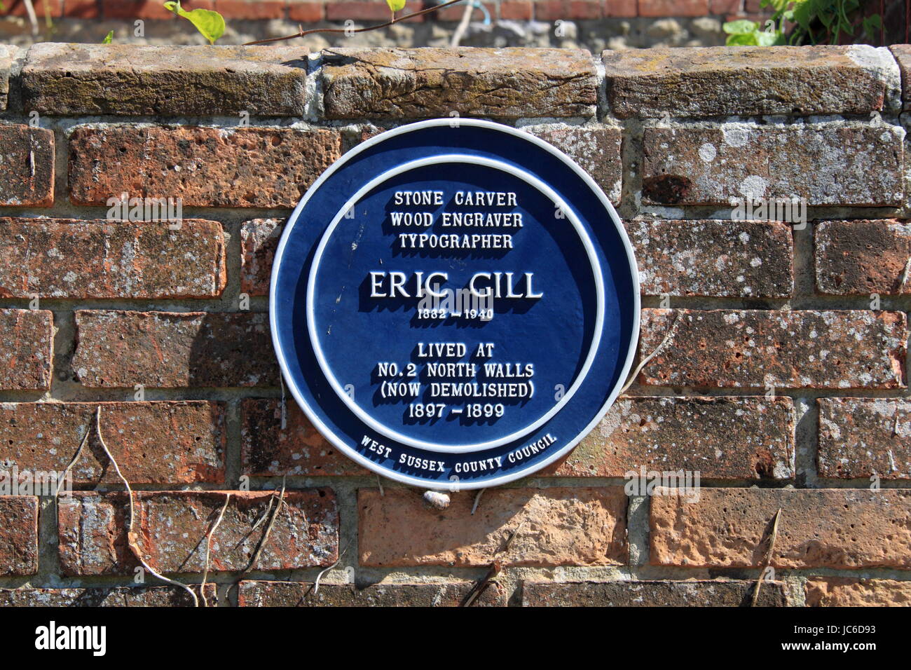 Targa blu a Eric Gill, pareti nord, Chichester, West Sussex, in Inghilterra, in Gran Bretagna, Regno Unito, Gran Bretagna, Europa Foto Stock