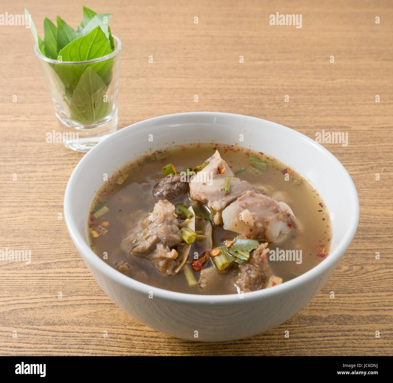 Cucina tailandese e cibo, una ciotola di deliziosi piatti Thai piccante chiara e calda zuppa acida con le interiora dei bovini. Foto Stock