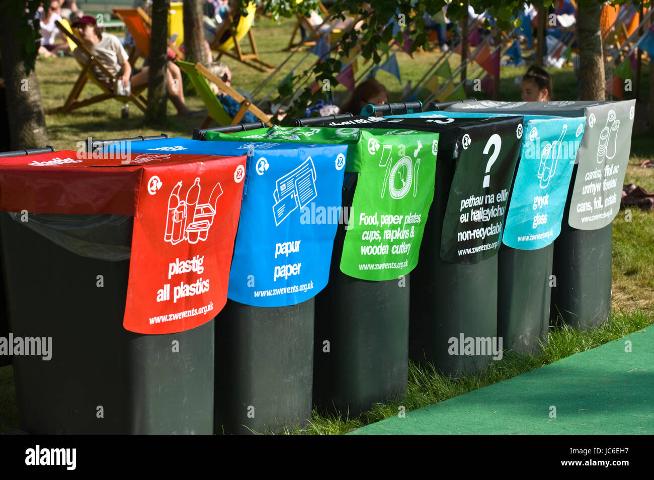 Riciclaggio rifiuti cassonetti a Hay Festival 2017 Hay-on-Wye Powys Wales UK Foto Stock