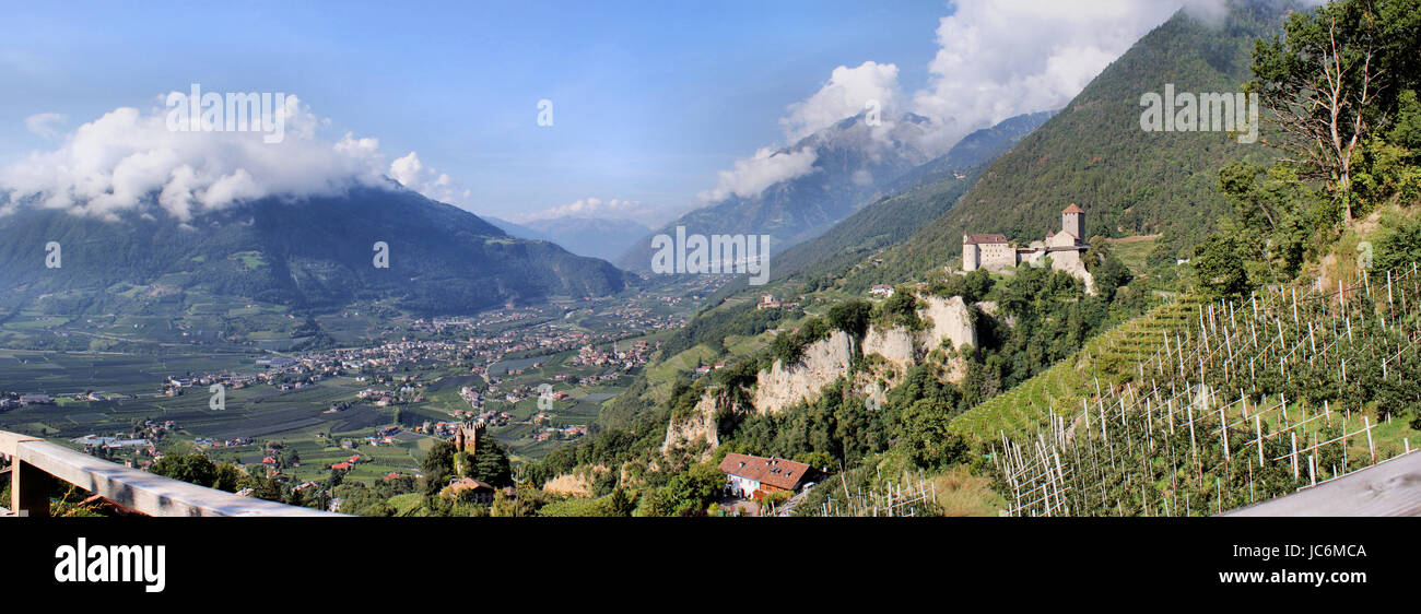 Panoramablick auf das Etschtal, entlang der Adige sind viele Dörfer und sehr viele Apfelplantagen, Berge in Wolken vedute panoramiche della Val d Adige, lungo l'Adige sono molti villaggi e molto molte piantagioni di apple, montagne in nubi Foto Stock