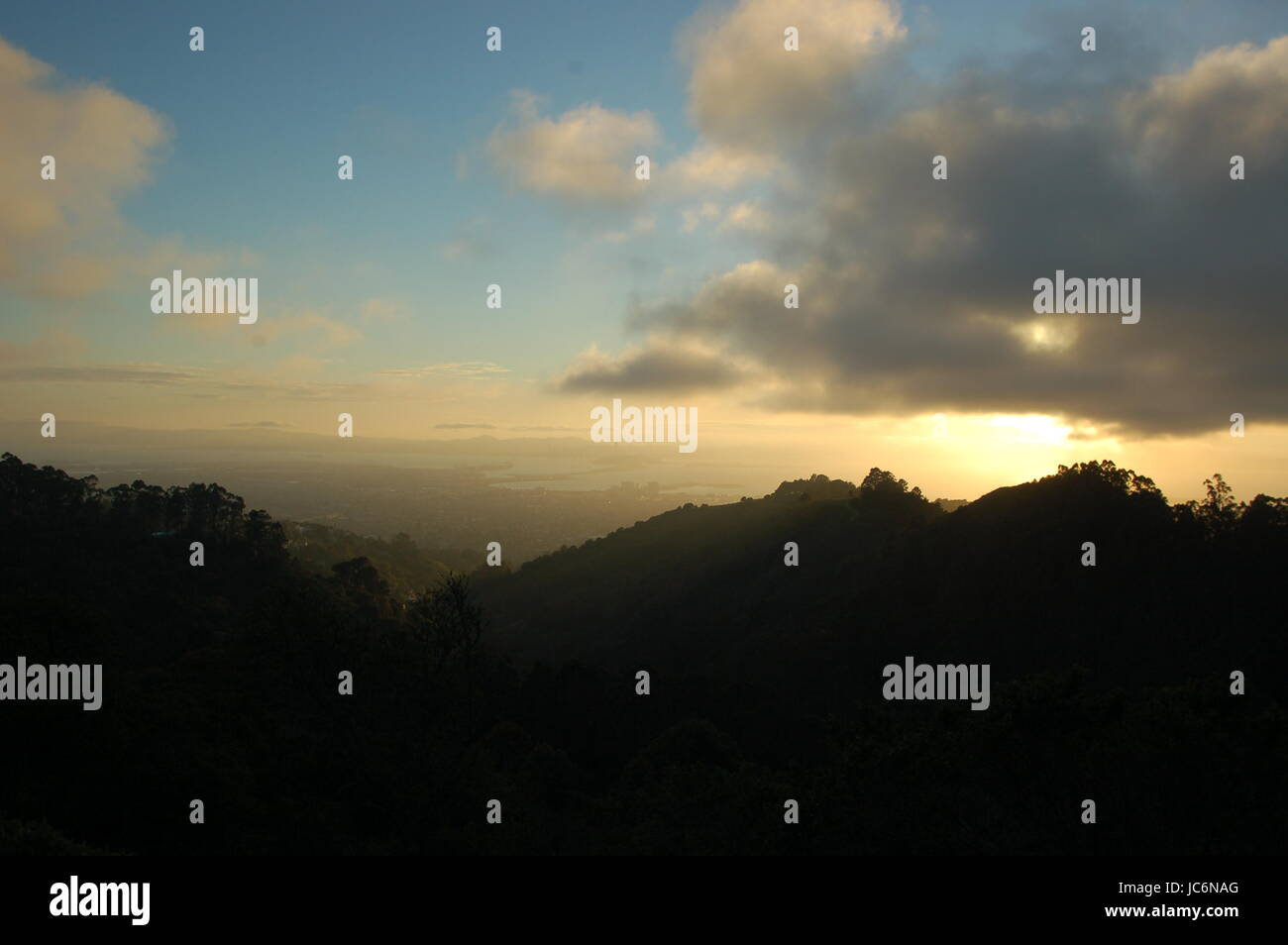 Vista al tramonto del San Francisco Bay Area da Oakland Hills. Foto Stock