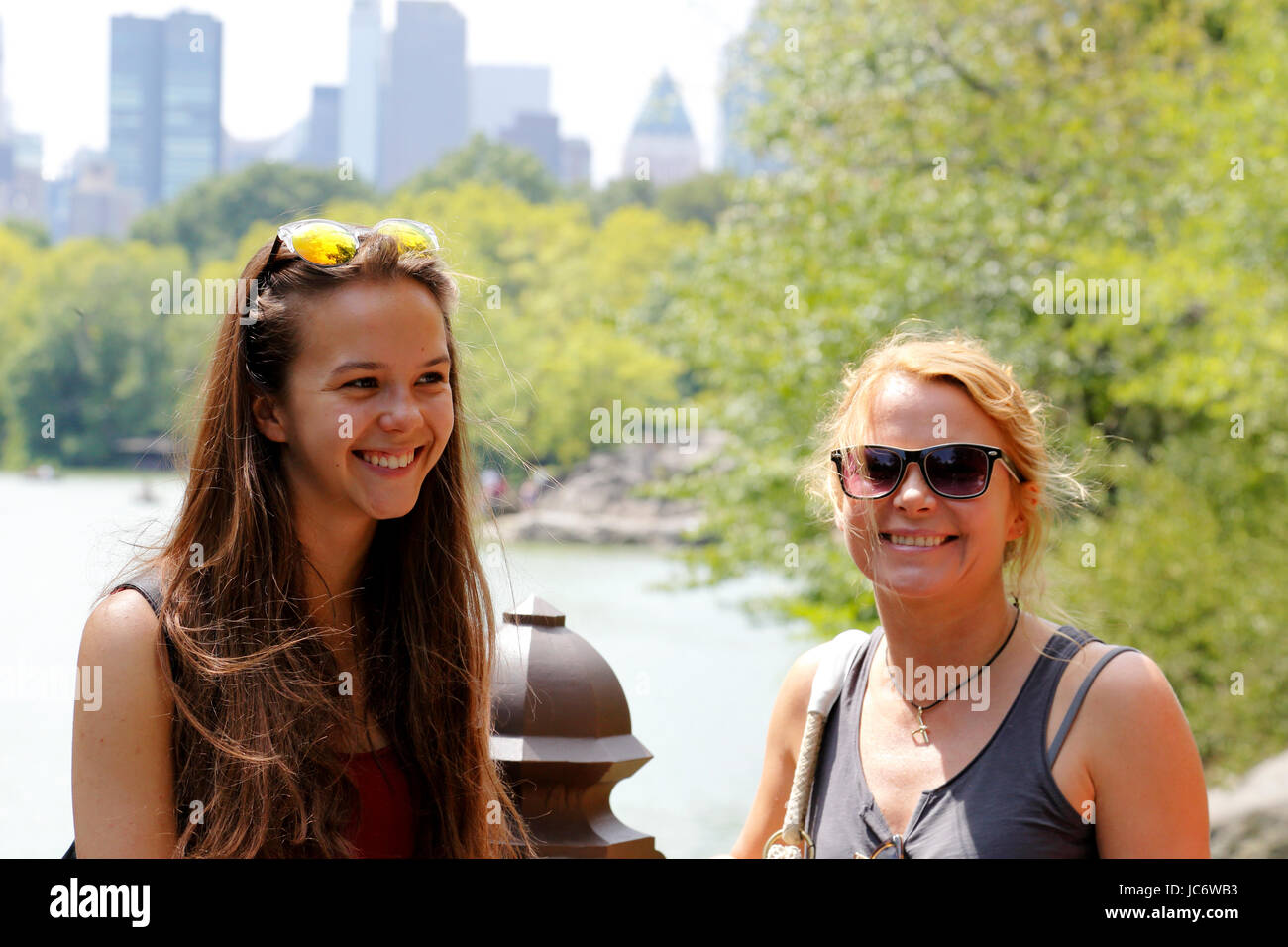 I turisti. Mather e figlia. Central Park. Manhattan. La città di New York. Noi 17, 18, 19, 20, 21, 25, 40, 44, 45, 49, 50, 54 anni, anni Foto Stock