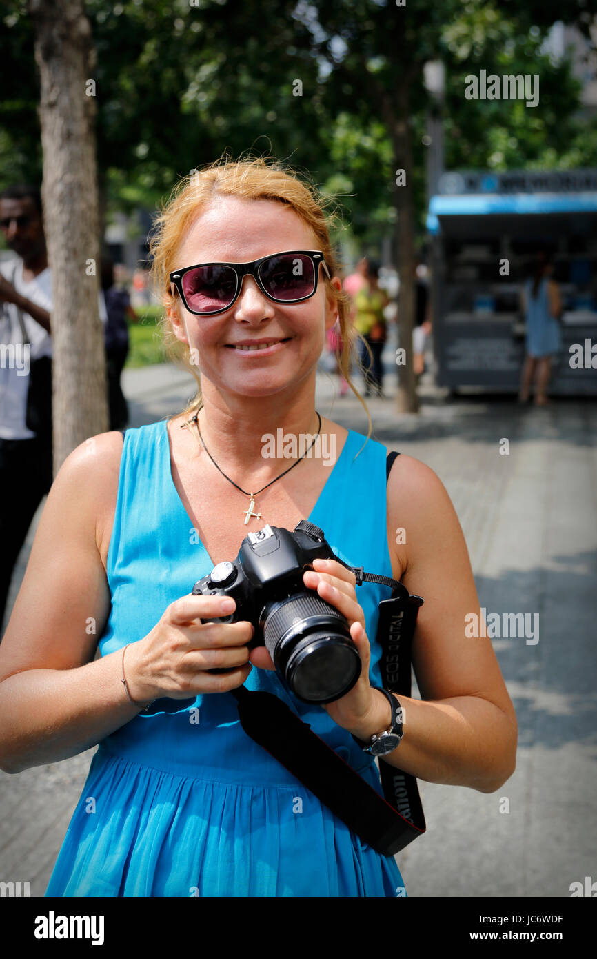 Tourist sorridente. Manhattan. La città di New York. Noi 40, 44, 45, 49, 50, 54 anni, anni Foto Stock