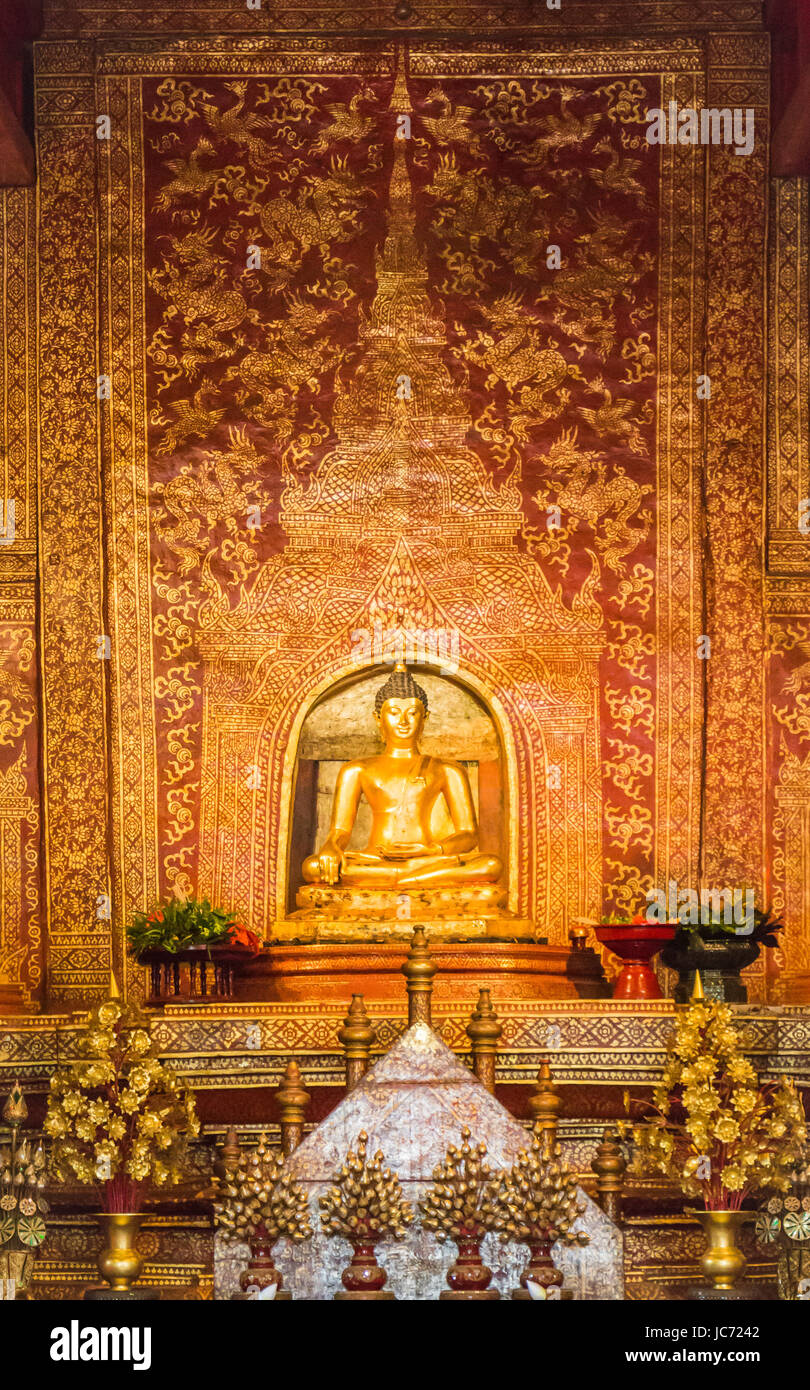 "Phra Sihing Buddha' Thai Gold statua del Buddha in Chiang Mai Thailandia Foto Stock