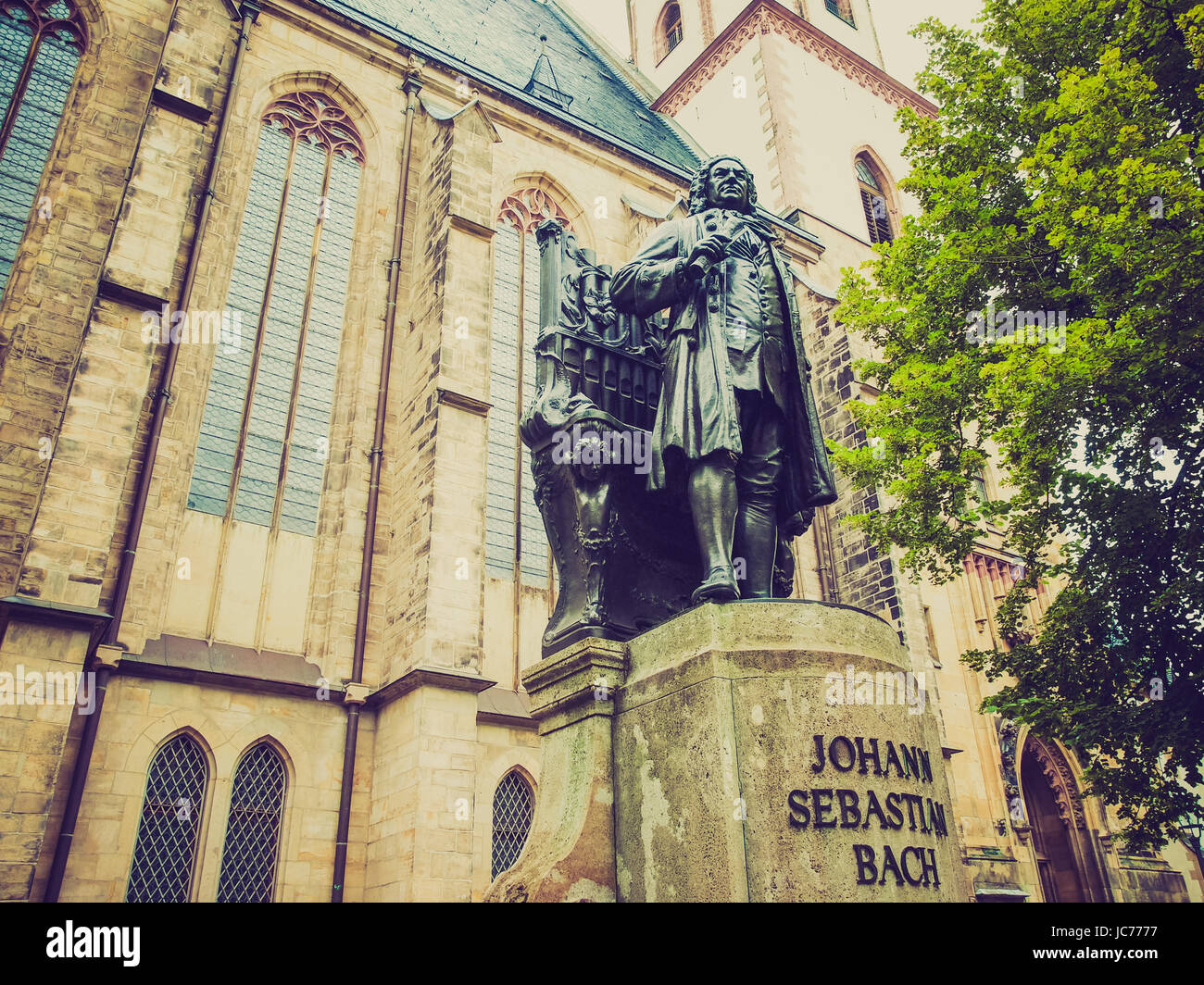 Il Neues Bach Denkmal significato nuovo monumento di Bach si erge sin dal 1908 nella parte anteriore del St Thomas Kirche chiesa dove Johann Sebastian Bach è sepolto in Leipzig Germania Foto Stock