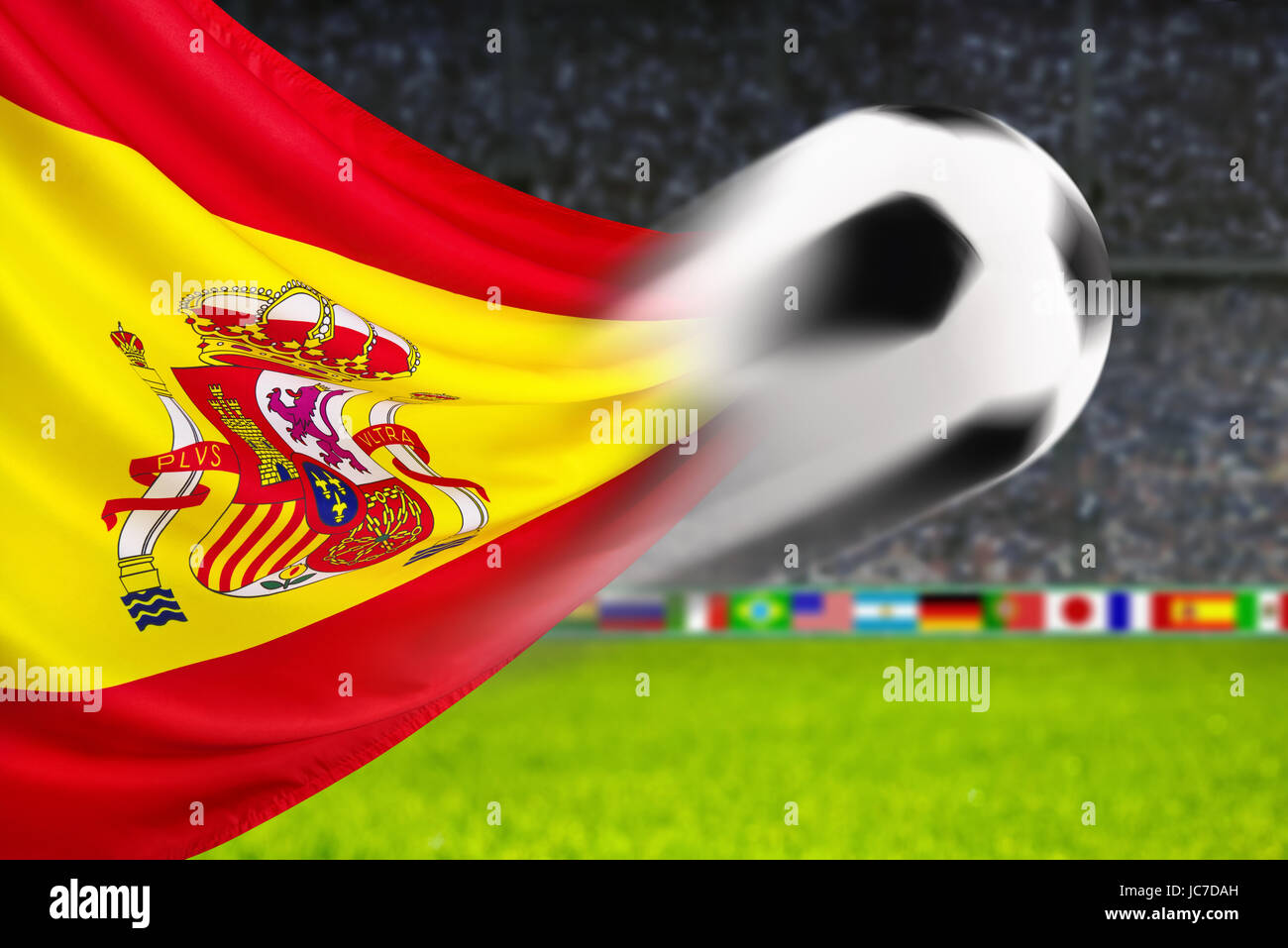 Fußball fliegt vor wehender spanischer Flagge Foto Stock