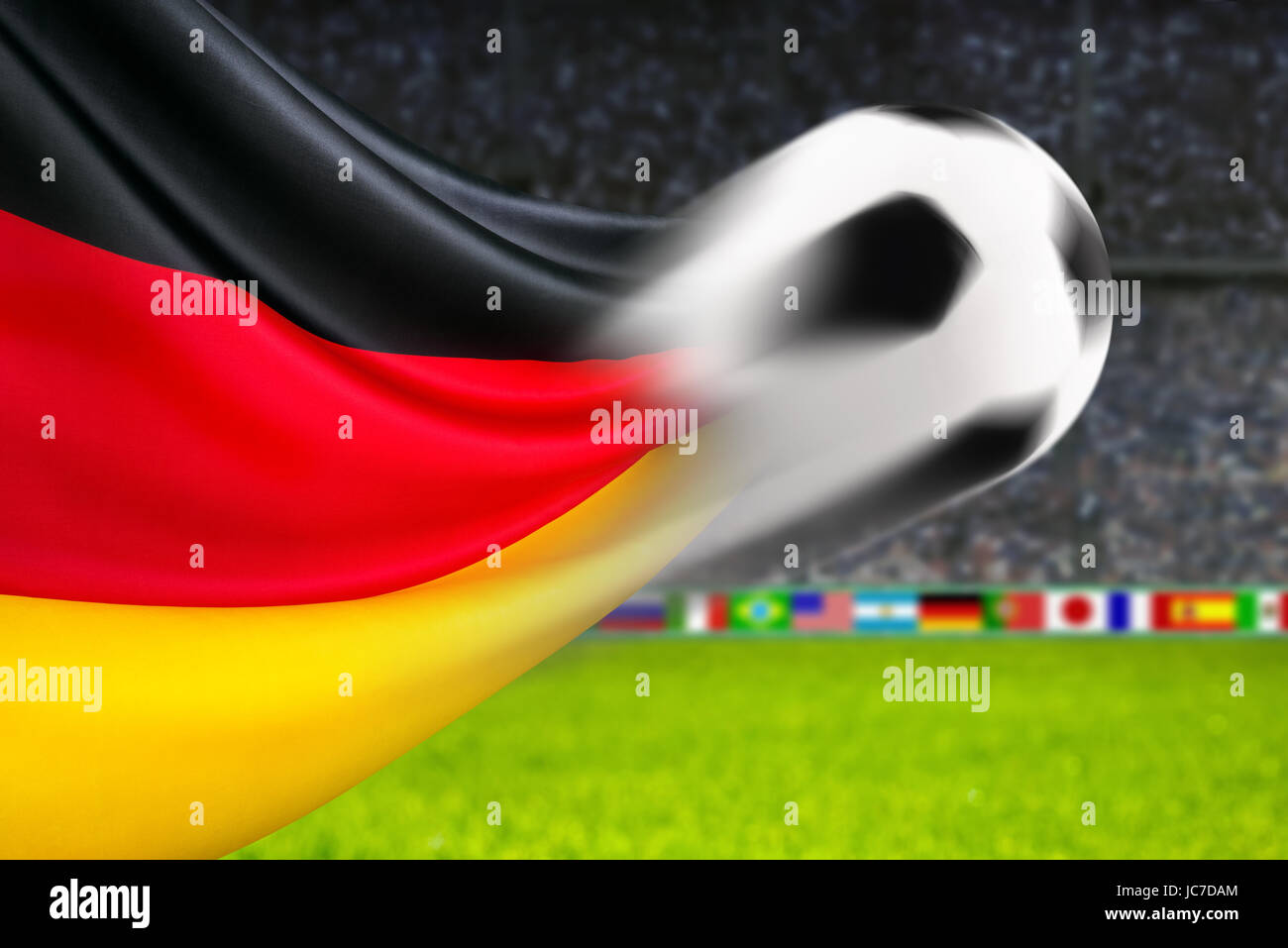 Fußball fliegt vor wehender deutscher Flagge Foto Stock
