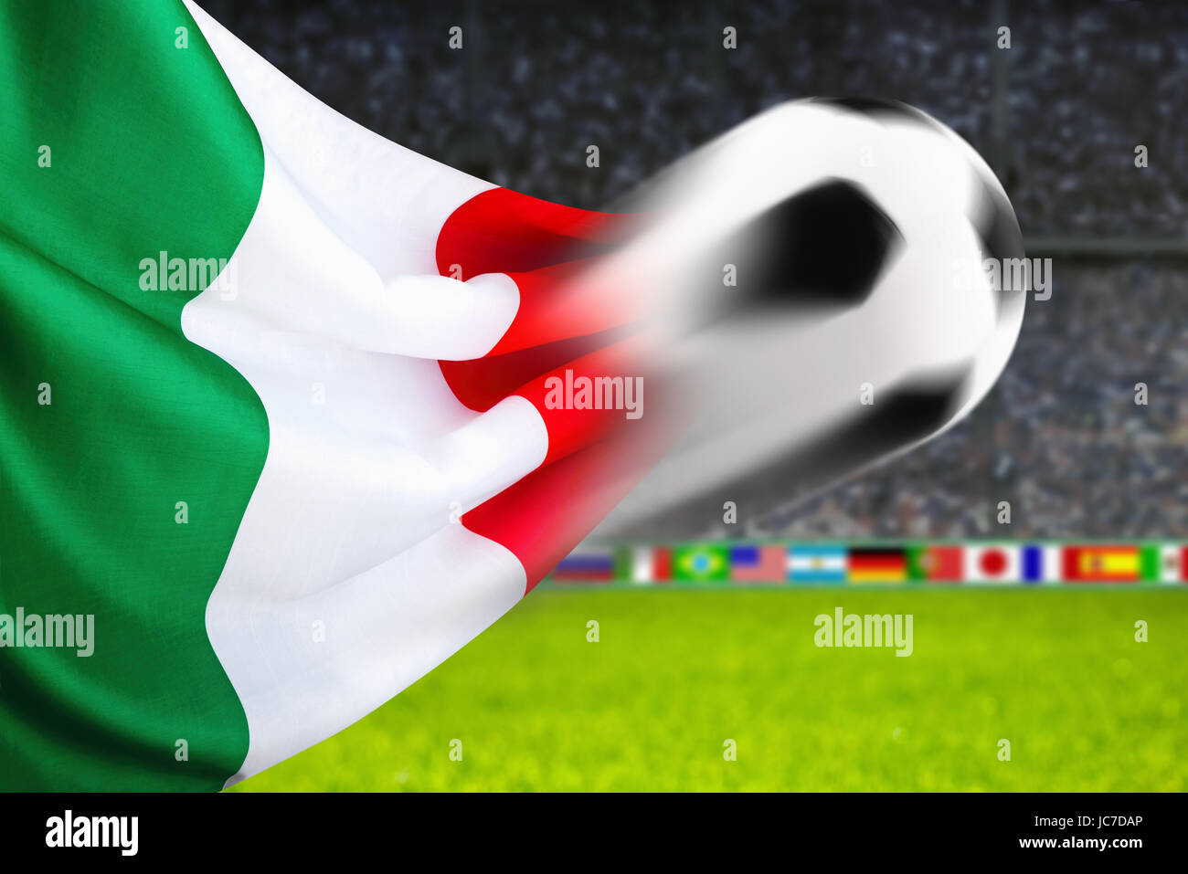 Fußball fliegt vor wehender italienischer Flagge Foto Stock
