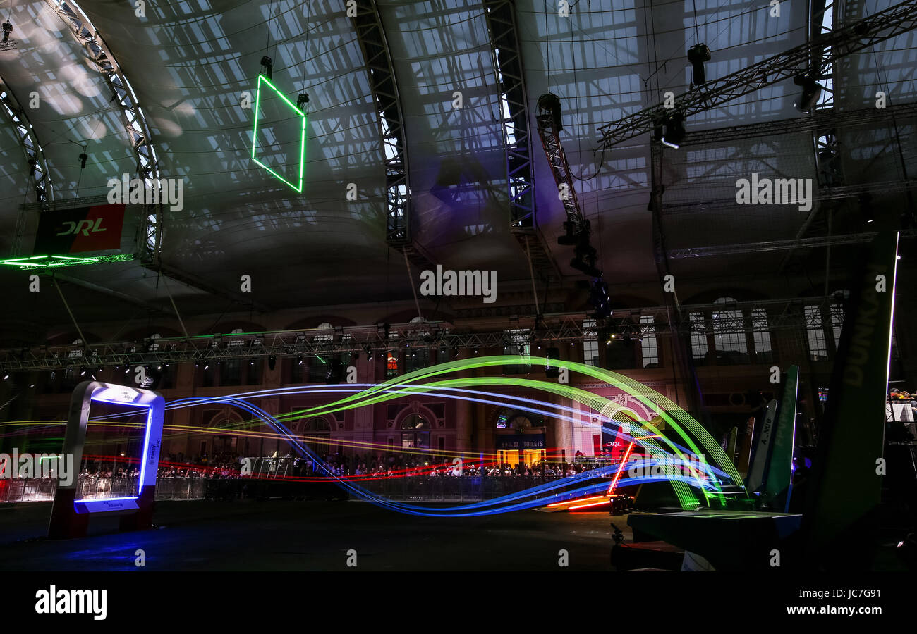 Il Drone Racing League custom fuchi, il corridore3, in azione a Alexandra Palace per Allianz campionato del mondo. Foto Stock