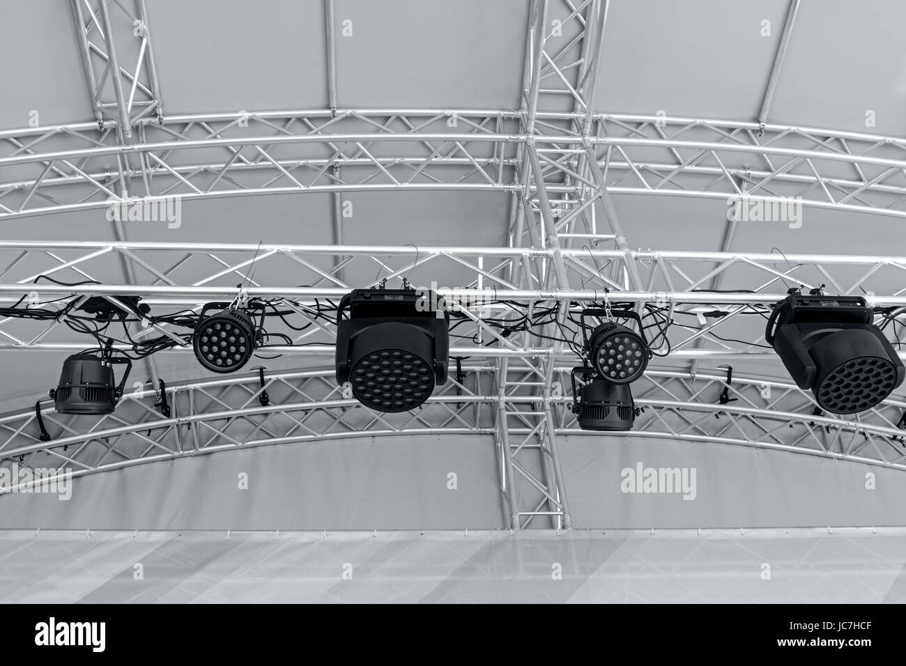 Faretti sulla fase di illuminazione rig. stage light apparecchiature prima di concerto. Foto Stock