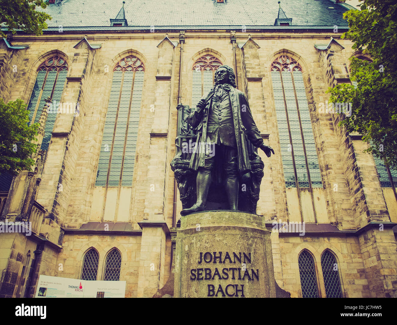 Il Neues Bach Denkmal significato nuovo monumento di Bach si erge sin dal 1908 nella parte anteriore del St Thomas Kirche chiesa dove Johann Sebastian Bach è sepolto in Leipzig Germania Foto Stock