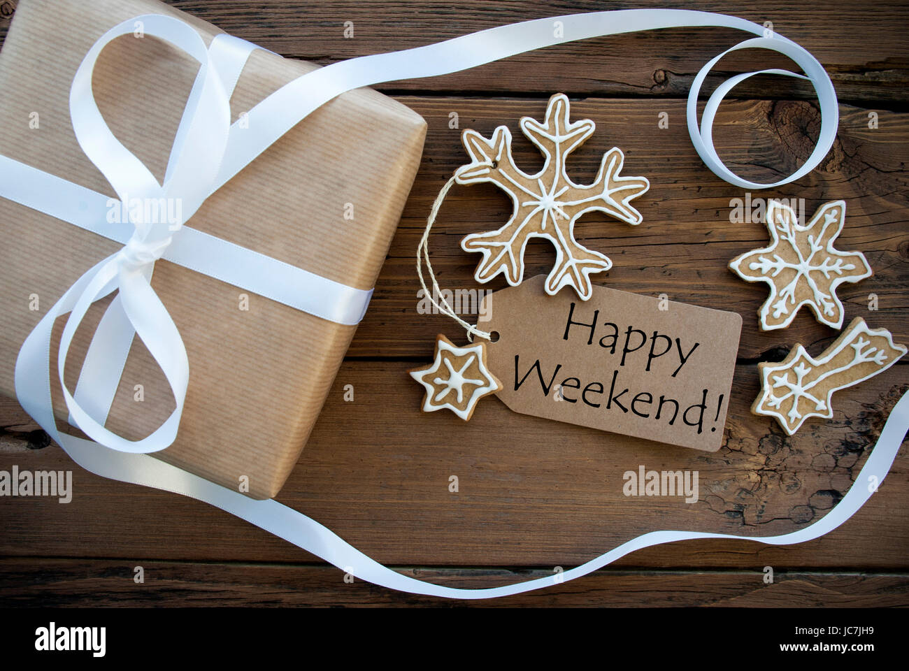 Happy Weekend saluti su etichetta naturale su legno decorato con confezione  regalo e lo zenzero Pane, biscotti di Natale o di Sfondo Inverno Foto stock  - Alamy