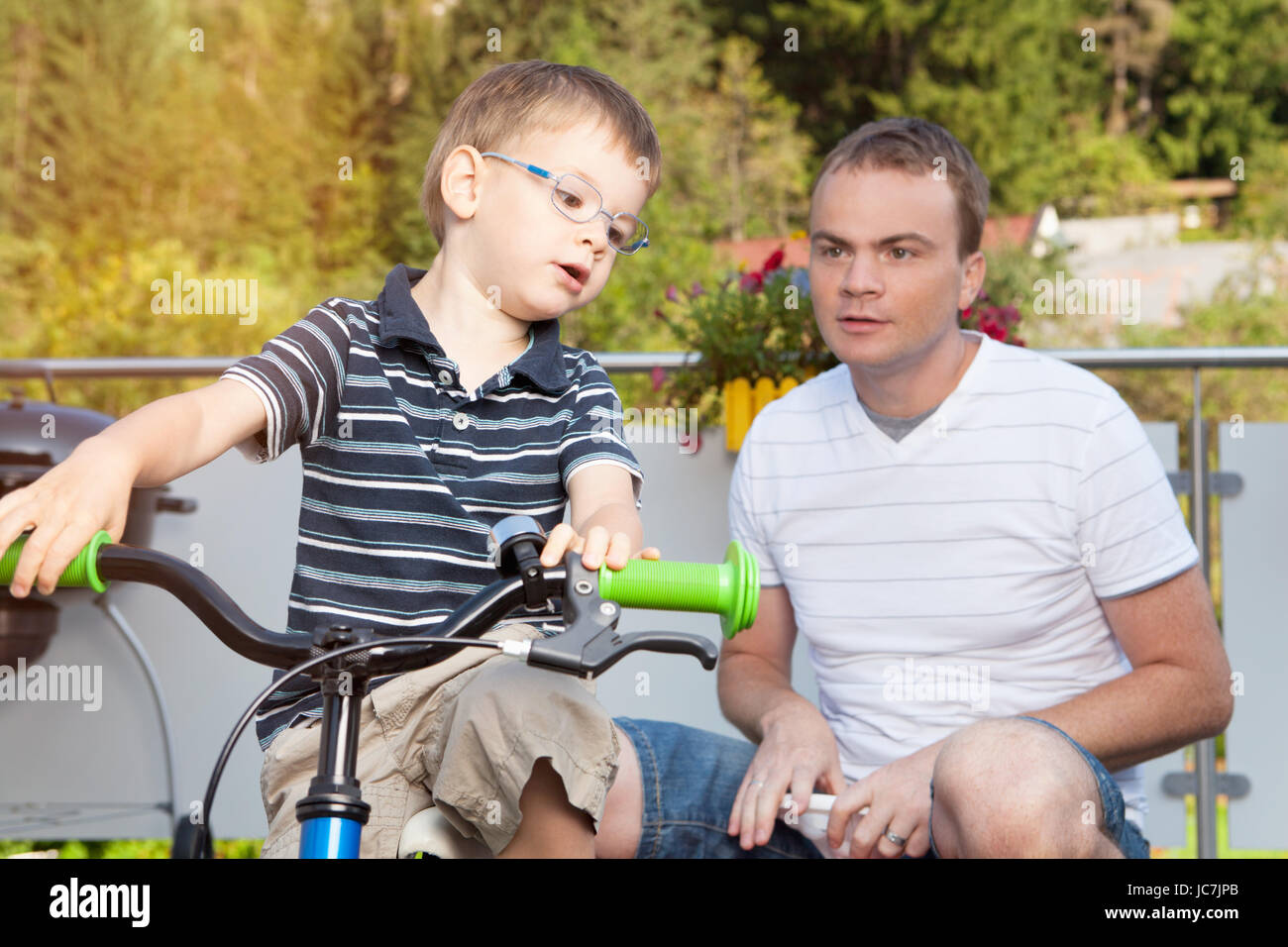 Kommunikation zwischen Vater und Sohn Foto Stock