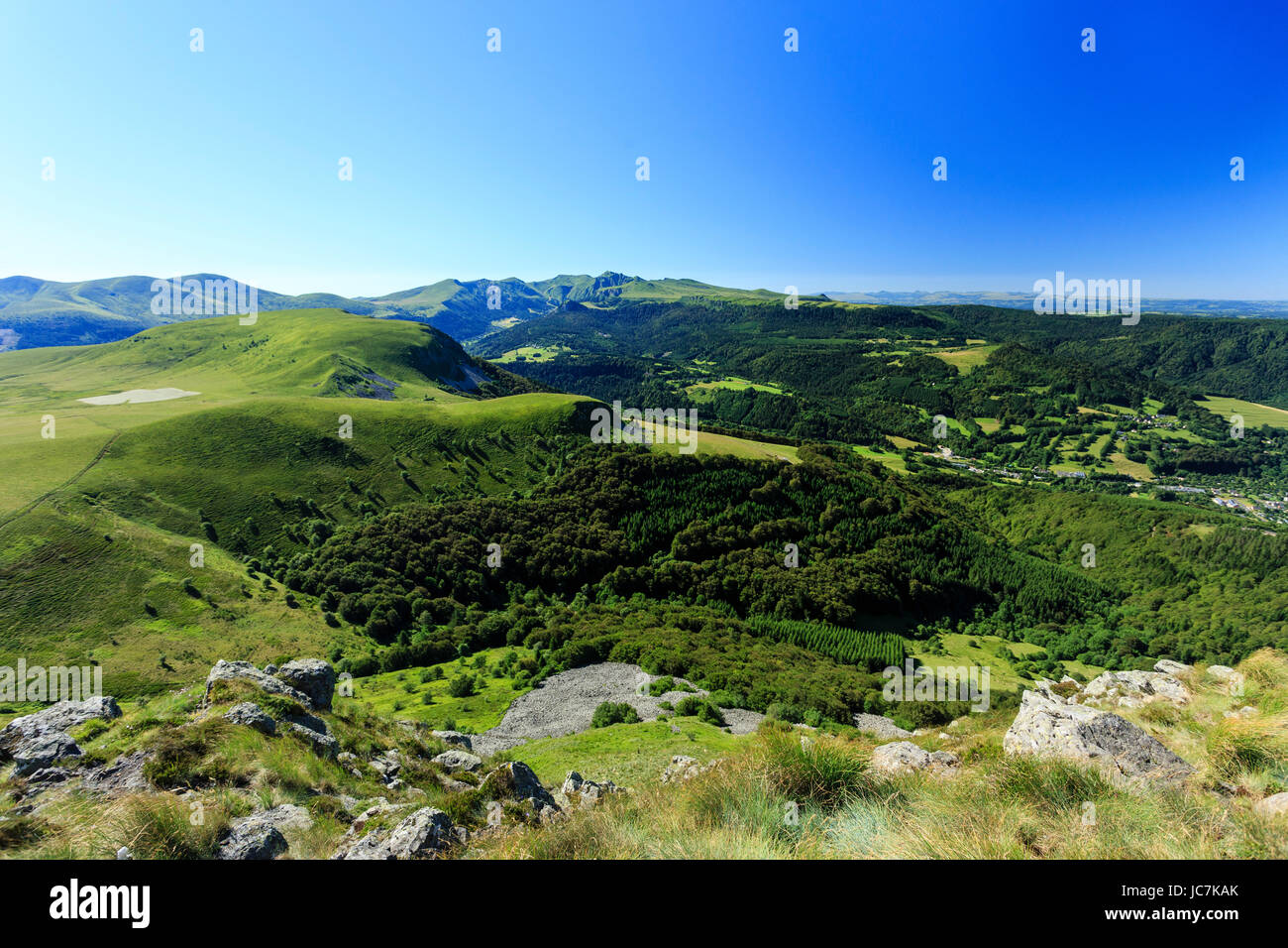 Francia, Puy-de-Dôme (63), Murat-le-Quaire, la Banne d'Ordanche ( 1 512 m), panorama au sommet et paysages sur les Monts du Cantal // Francia, Puy de fare Foto Stock