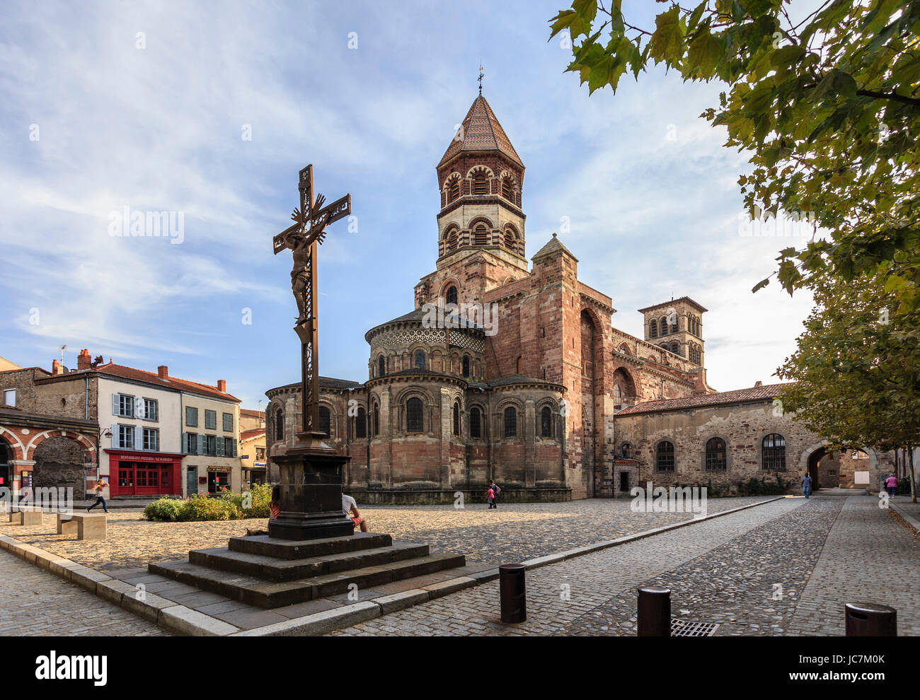 Francia, Haute-Loire (43), Brioude, le abside de la Basilique saint-Julien de Brioude depuis la place Grégoire de Tour // Francia, Haute Loire, Brioude, Foto Stock