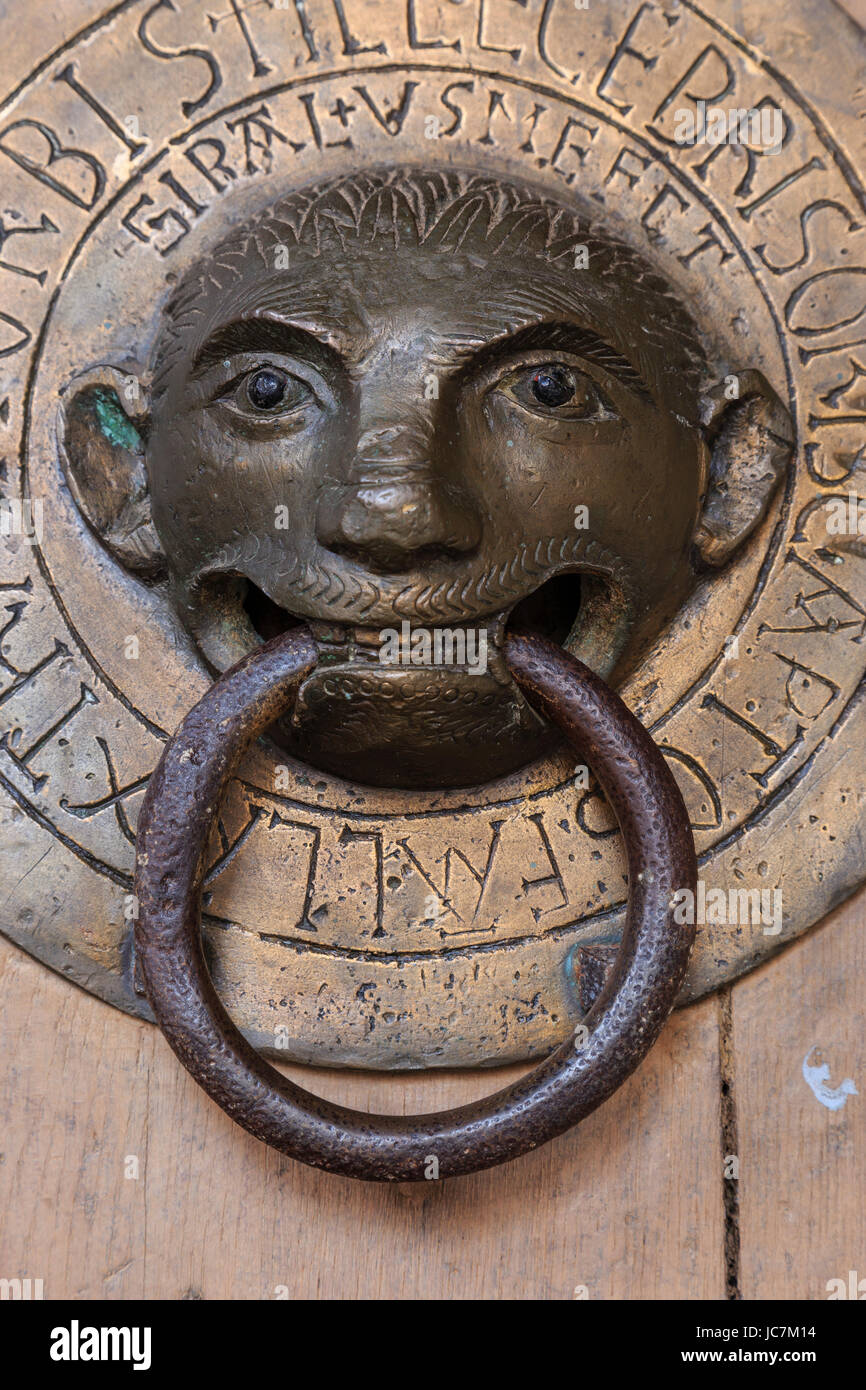 Francia, Haute-Loire (43), Brioude, la Basilique saint-Julien de Brioude, heurtoir à tête de Lo Strinare de la porte sud // Francia, Haute Loire, Brioude, Bas Foto Stock