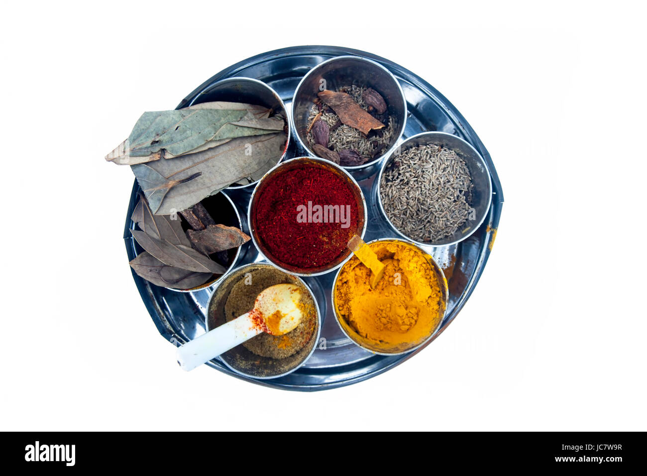 Varie spezie isolato su bianco. Concetto di food & gusto. Meno è meglio. Foto Stock