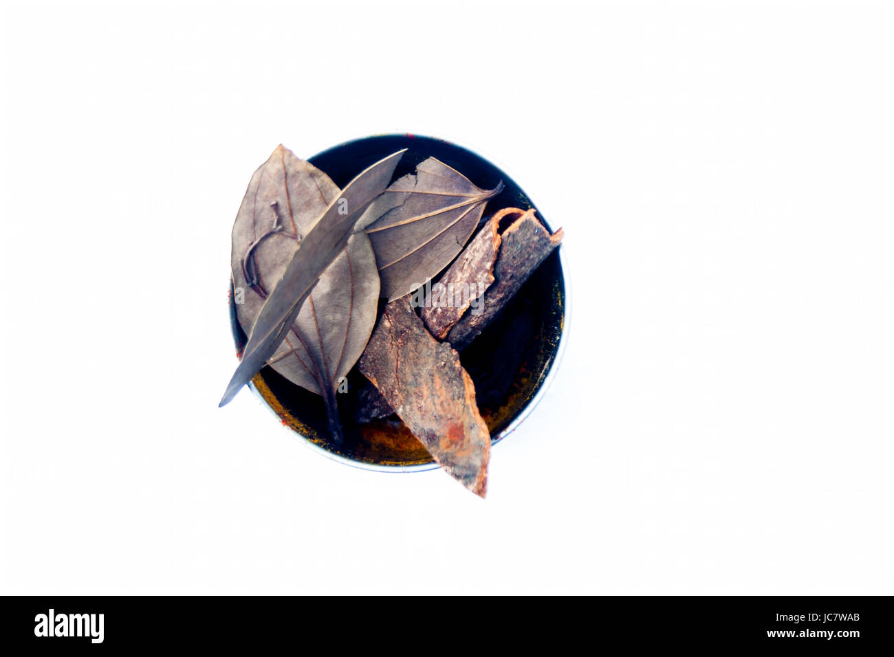 Varie spezie isolato su bianco. Concetto di food & gusto. Meno è meglio. Foto Stock