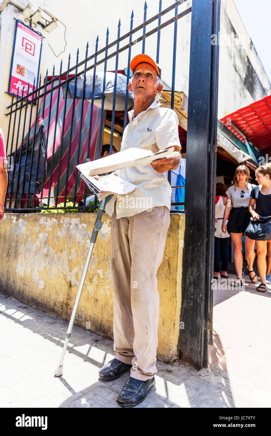 Il vecchio uomo di consegnare il quotidiano gratuito in strada di Havana, Cuba, uomo cubano distribuendo depliant, distribuire volantini, sulla strada, pensionati, titolare di pensione o di rendita, uomo vecchio Foto Stock