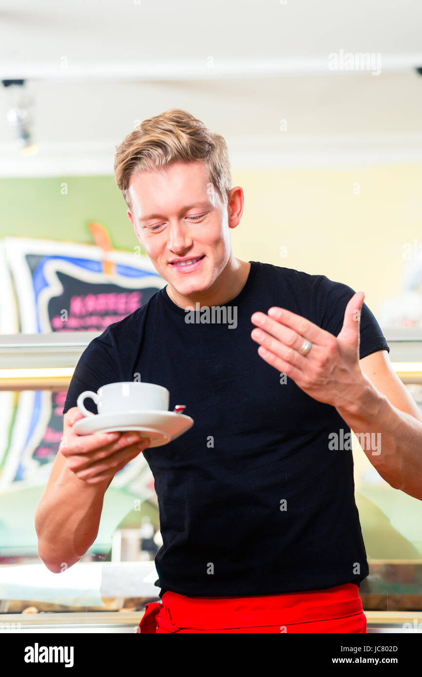 Cameriere che lavorano in gelateria o bar che serve caffè Foto stock - Alamy