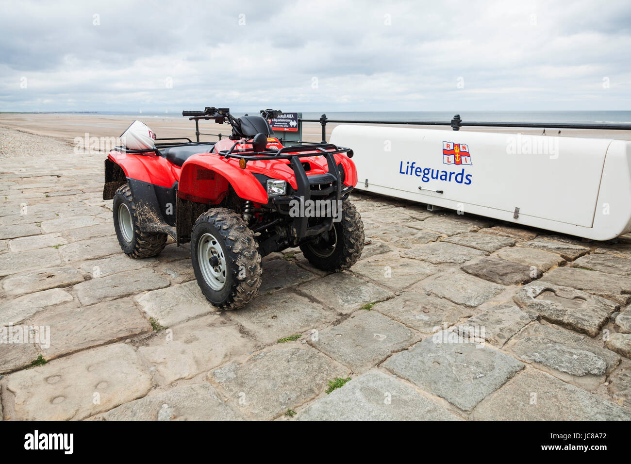 Un rosso quad bike utilizzato dai bagnini a Saltburn dal mare, England, Regno Unito Foto Stock