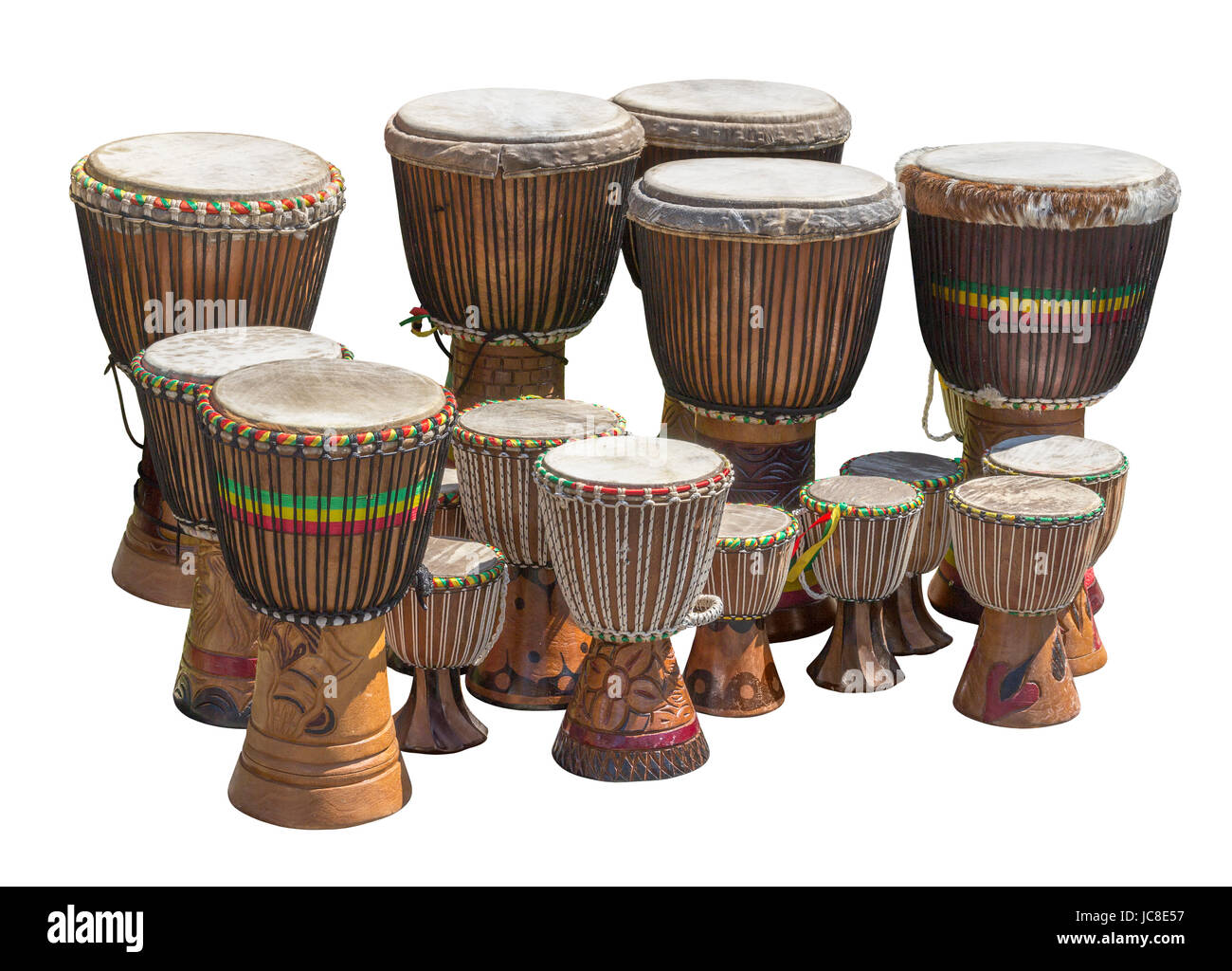 Un sacco di African djembe tamburi in diversi formati in bianco indietro Foto Stock