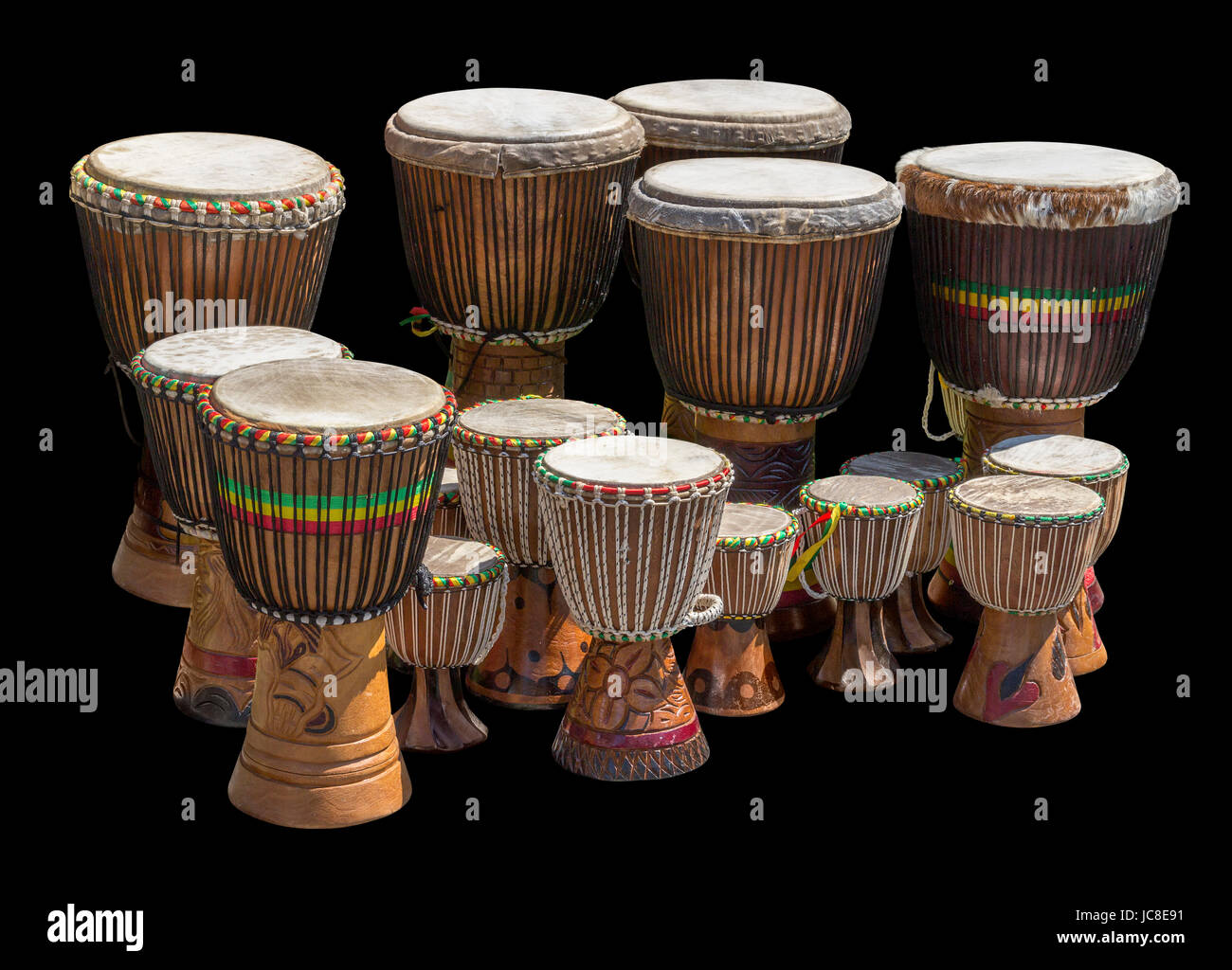 Un sacco di African djembe tamburi in diversi formati nella parte posteriore in nero Foto Stock