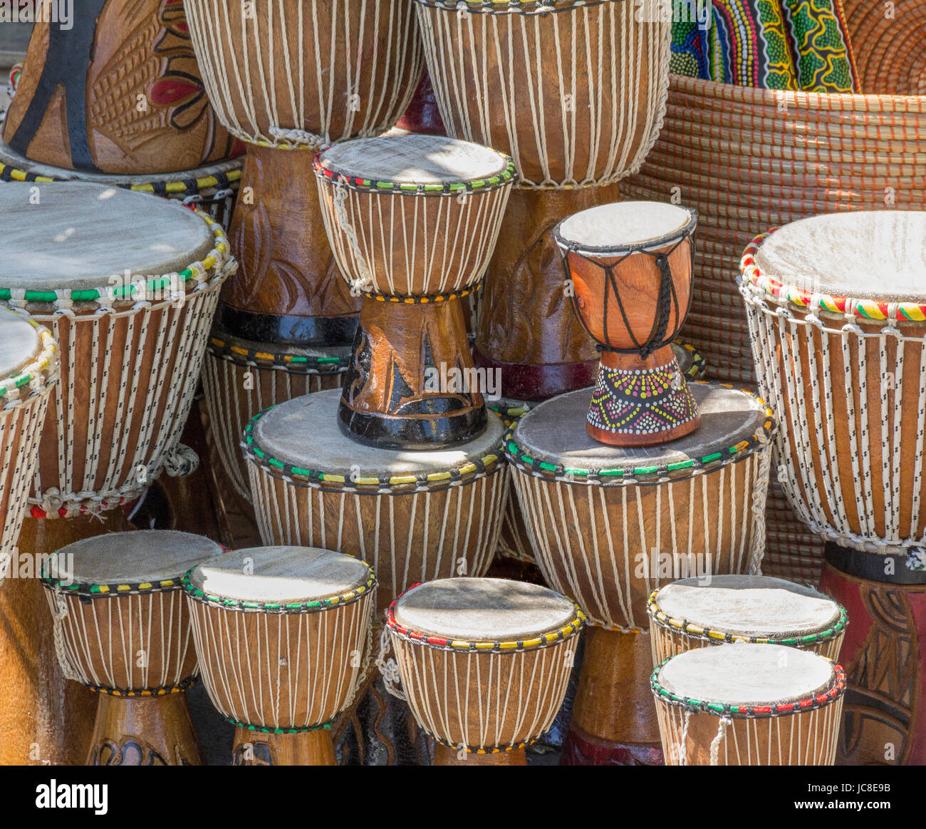 Un sacco di African djembe tamburi in un ambiente soleggiato Foto Stock