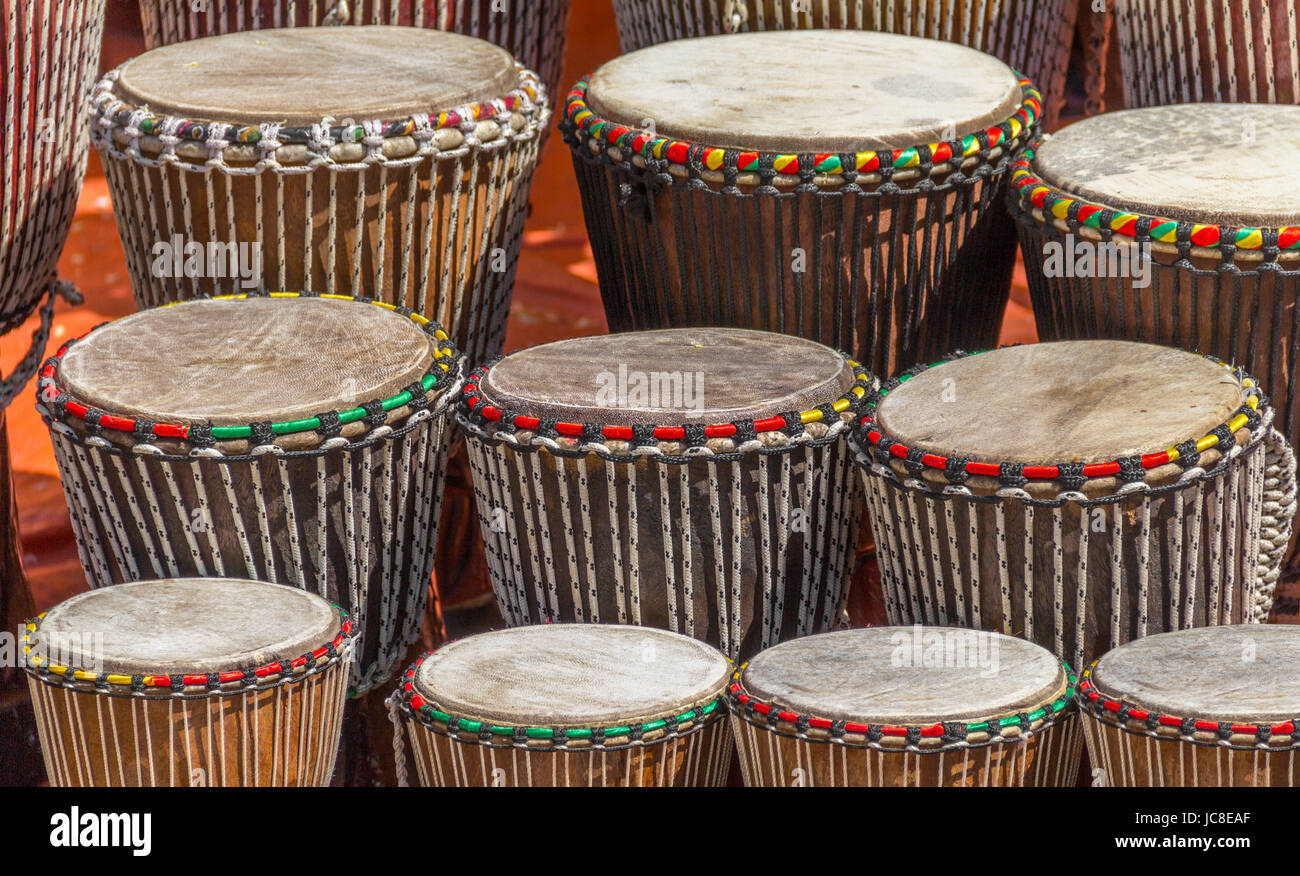 Un sacco di African djembe tamburi in diversi formati Foto Stock