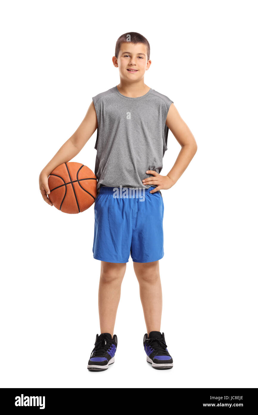 A piena lunghezza Ritratto di un ragazzo con una palla da basket guardando la telecamera isolata su sfondo bianco Foto Stock
