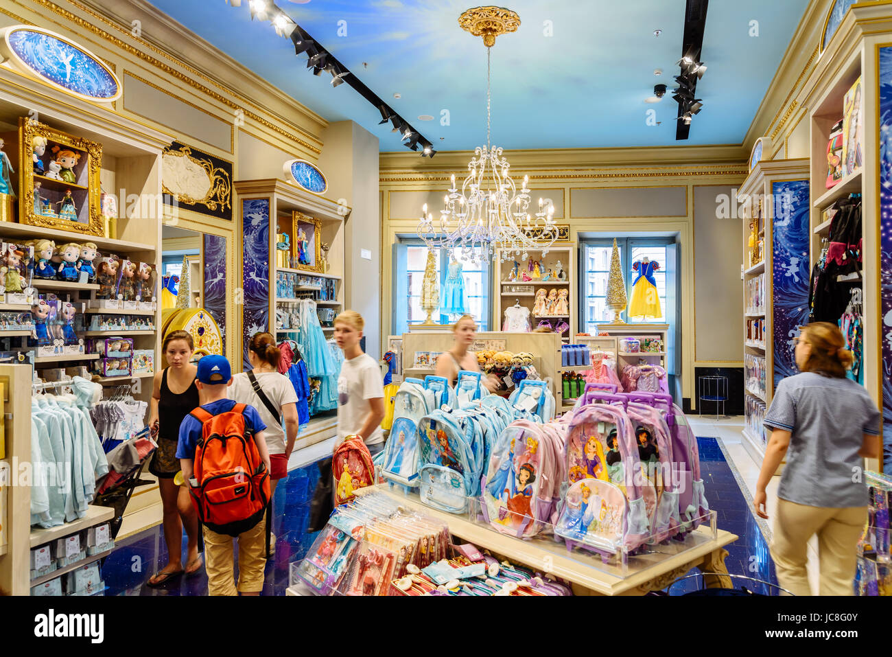 Barcellona, Spagna - Agosto 05, 2016: i giocattoli di peluche per bambini in vendita nel negozio Disney. Foto Stock