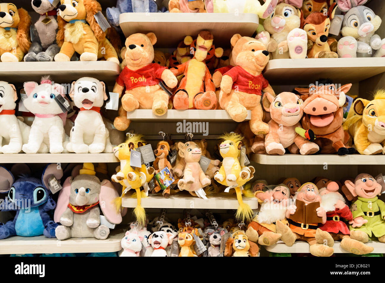 Barcellona, Spagna - Agosto 05, 2016: i giocattoli di peluche per bambini  in vendita nel negozio Disney Foto stock - Alamy