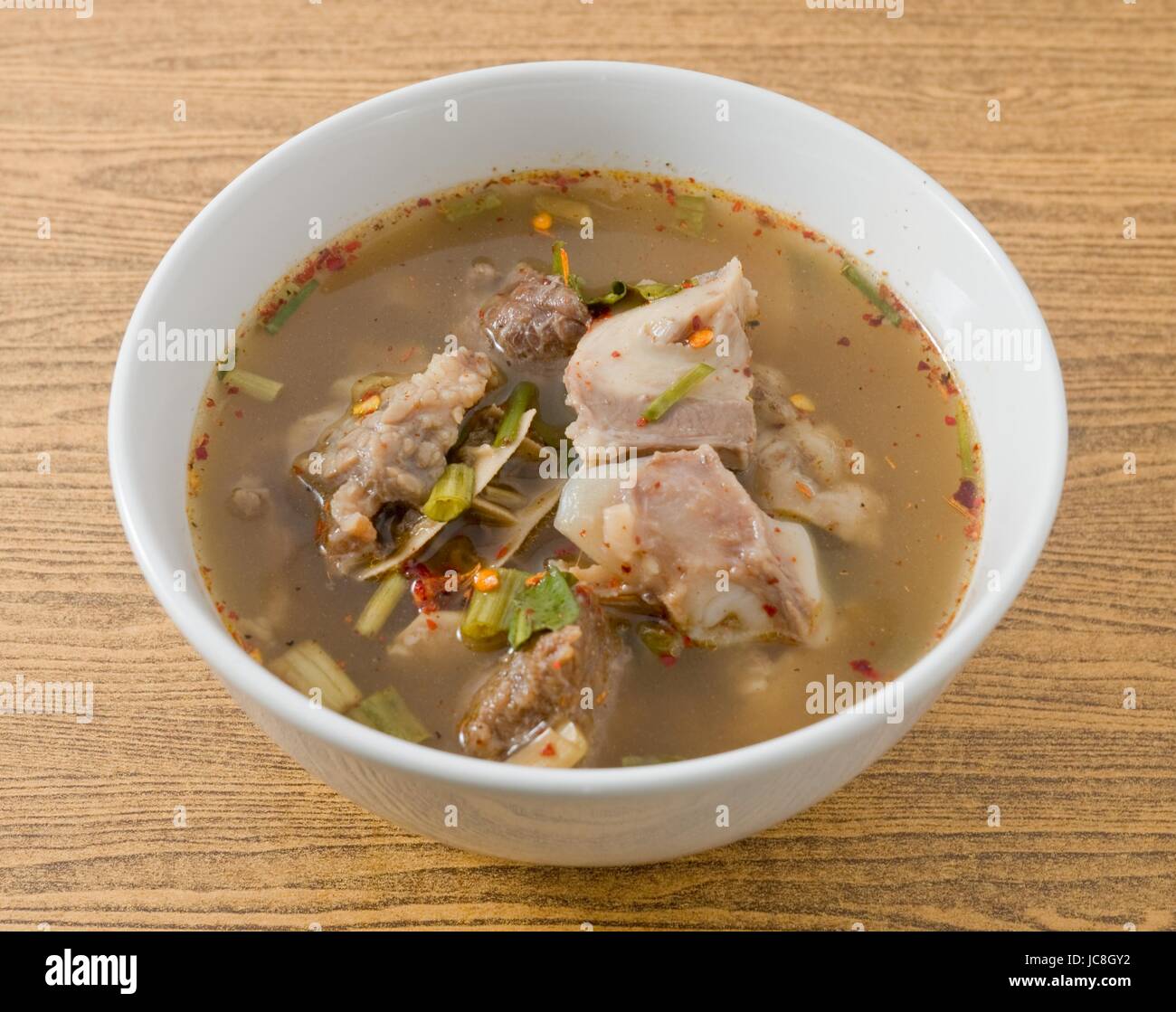 Cucina thailandese e cibo delizioso chiaro thai piccante e aspro zuppa con le interiora dei bovini in una ciotola. Foto Stock
