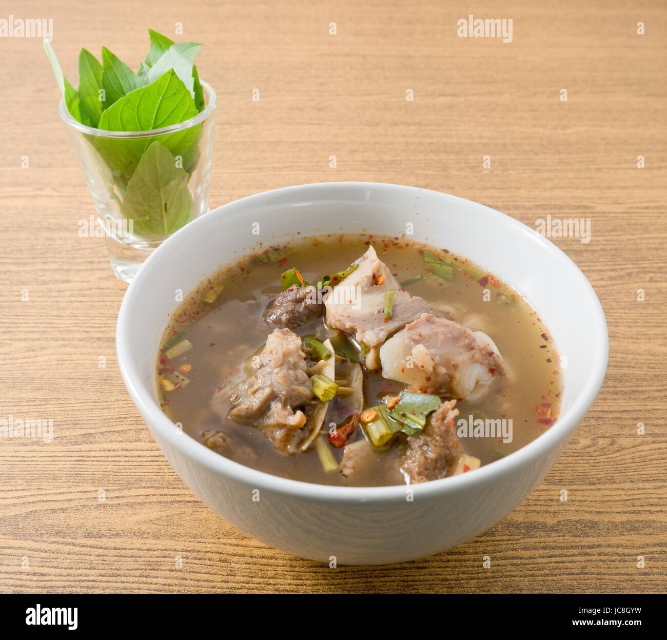 Cucina tailandese e cibo, una ciotola di deliziosi piatti Thai piccante chiara e calda zuppa acida con le interiora dei bovini. Foto Stock