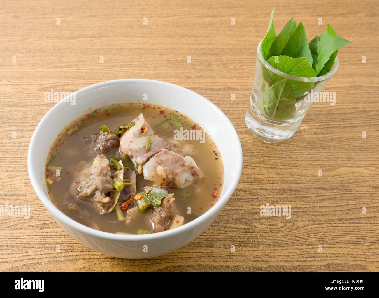 Cucina tailandese e cibo, una ciotola di Chiara piccante e aspro zuppa con le interiora dei bovini. Foto Stock