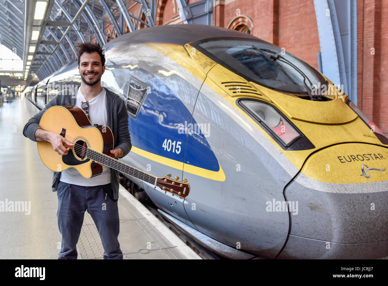 Londra, Regno Unito. 14 Giugno, 2017. Luca Fiore, vincitore del premio Eurostar lo scorso anno di concerti evento, un concorso supportato dal sindaco di Londra, set fuori da St Pancras su un turbine musicista di strada Tour di Parigi. Egli sarà vetrina della Londra internazionalmente rinomato musicista di strada il talento su alcuni della capitale francese più iconico posizioni. Credito: Stephen Chung/Alamy Live News Foto Stock