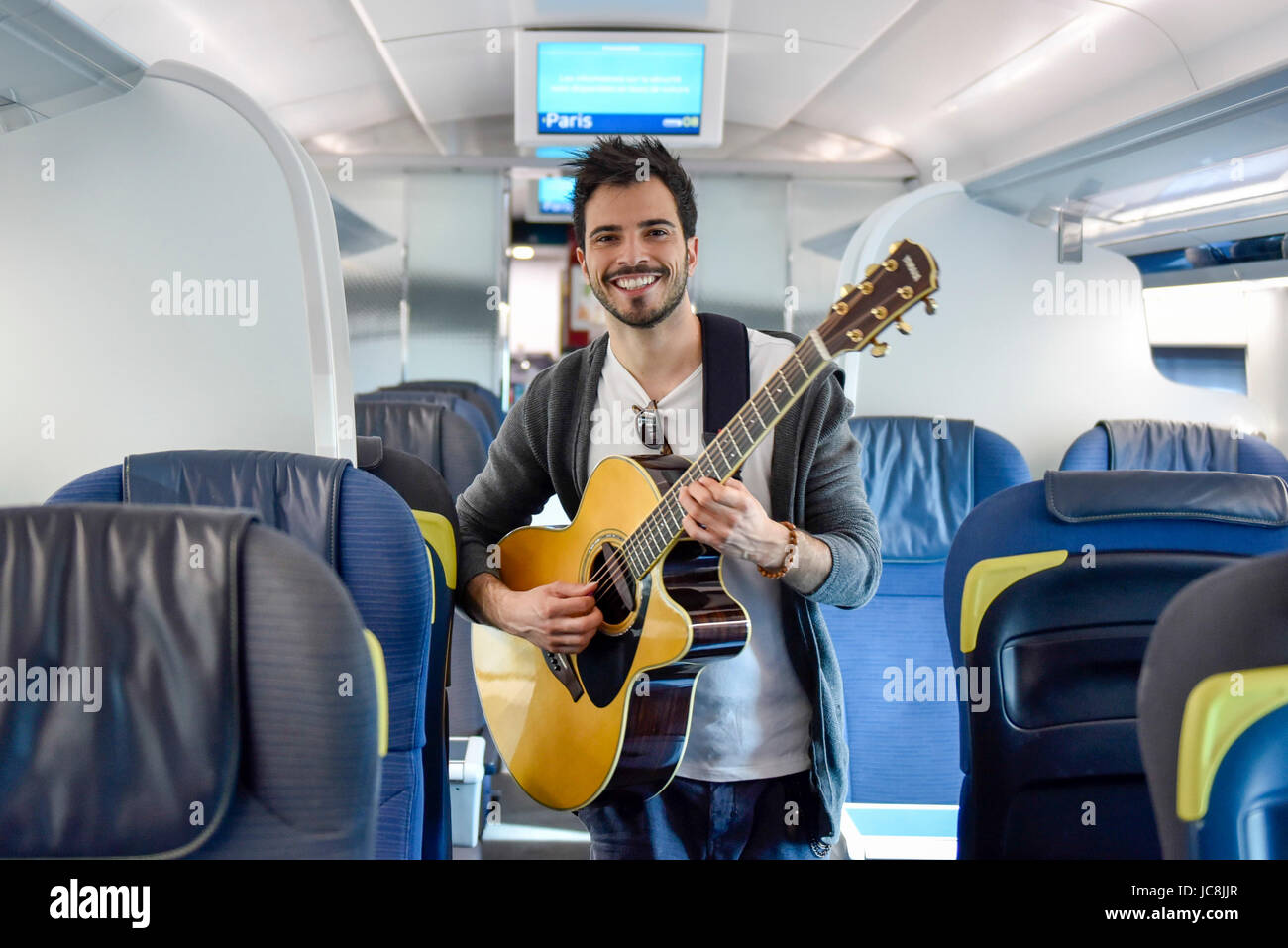 Londra, Regno Unito. 14 Giugno, 2017. Luca Fiore, vincitore del premio Eurostar lo scorso anno di concerti evento, un concorso supportato dal sindaco di Londra, set fuori da St Pancras su un turbine musicista di strada Tour di Parigi. Egli sarà vetrina della Londra internazionalmente rinomato musicista di strada il talento su alcuni della capitale francese più iconico posizioni. Credito: Stephen Chung/Alamy Live News Foto Stock